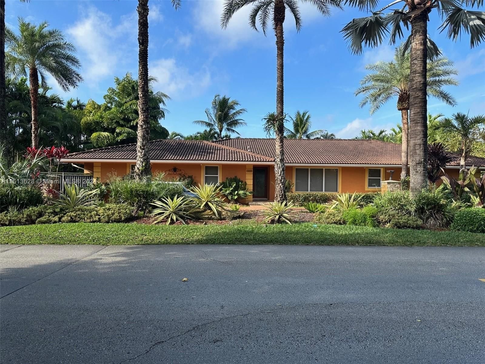 Real estate property located at 18620 Oakmont Dr, Miami-Dade County, COUNTRY CLUB OF MIAMI EST, Hialeah, FL