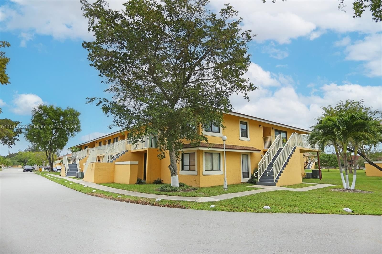Real estate property located at 550 214th St #204, Miami-Dade County, MISTY LAKE CONDO, Miami Gardens, FL