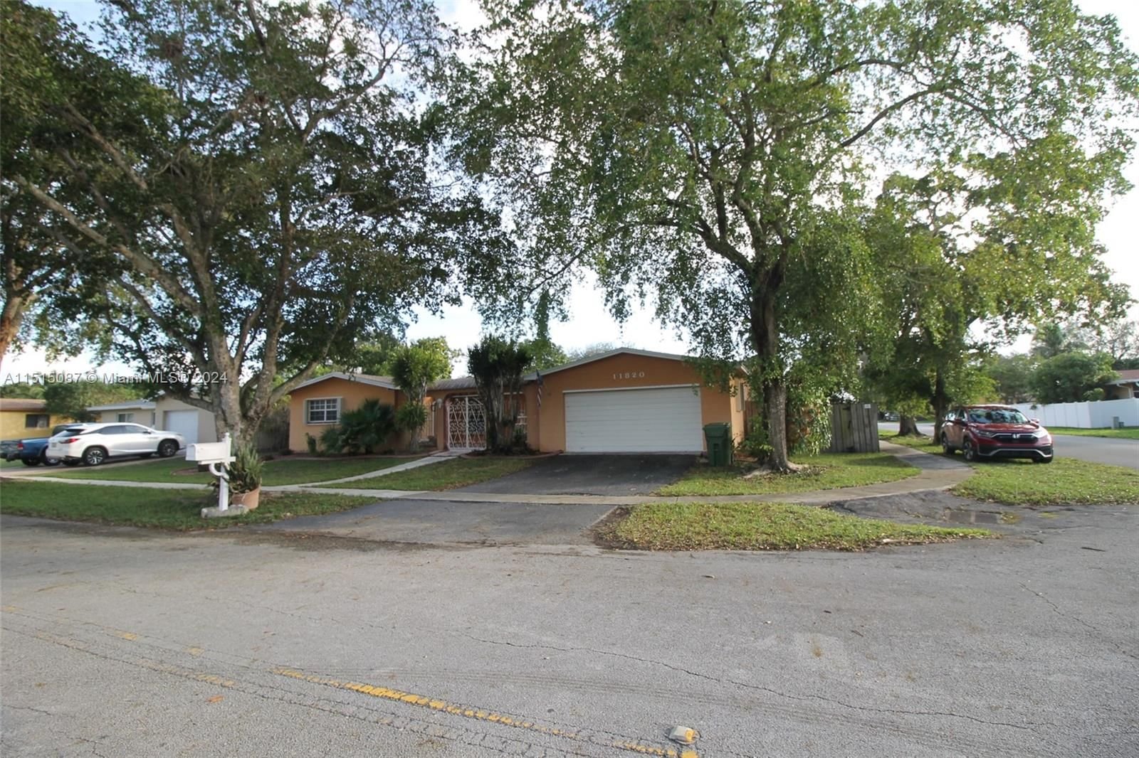 Real estate property located at 11820 15th Ct, Broward County, PEMBROKE LAKES SEC 6, Pembroke Pines, FL