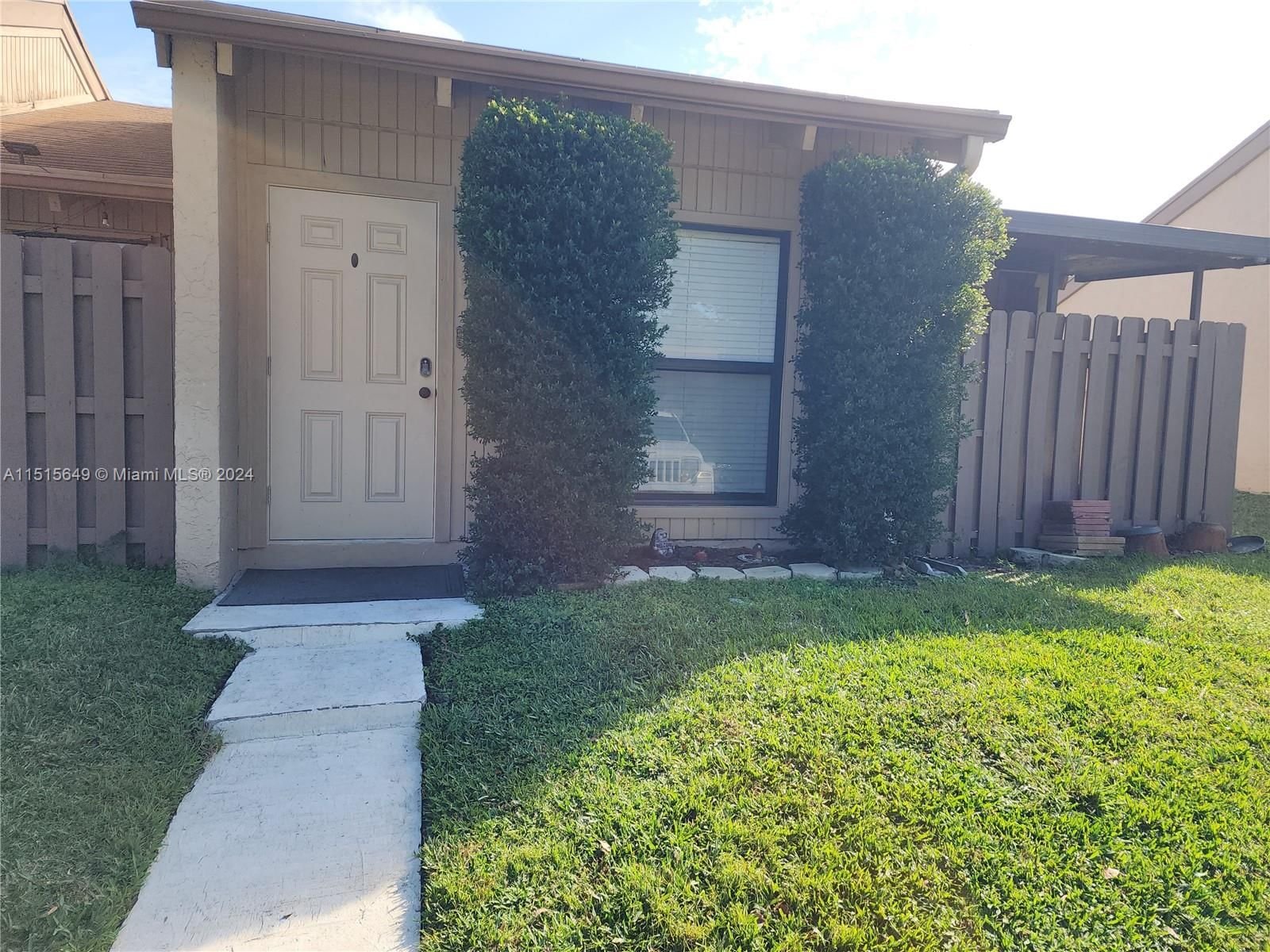 Real estate property located at 2046 82nd Ave #2046, Broward County, ARROWHEAD GOLF & TENNIS C, Davie, FL