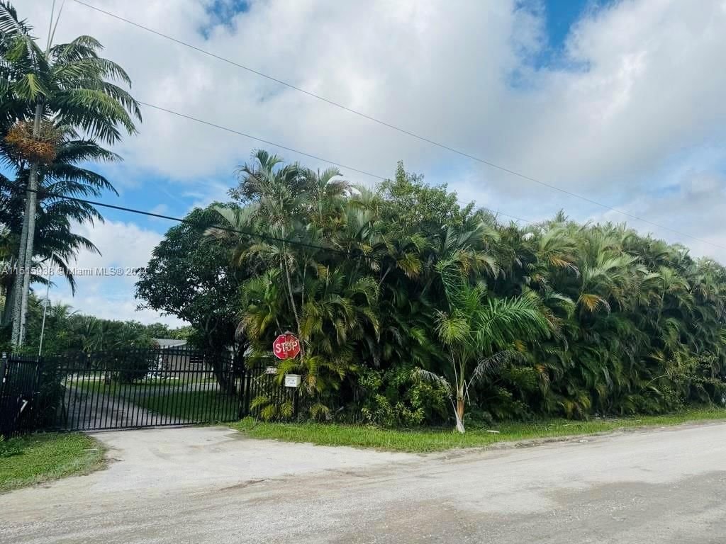 Real estate property located at 15490 209th Ave, Miami-Dade County, LAS PALMAS, Miami, FL