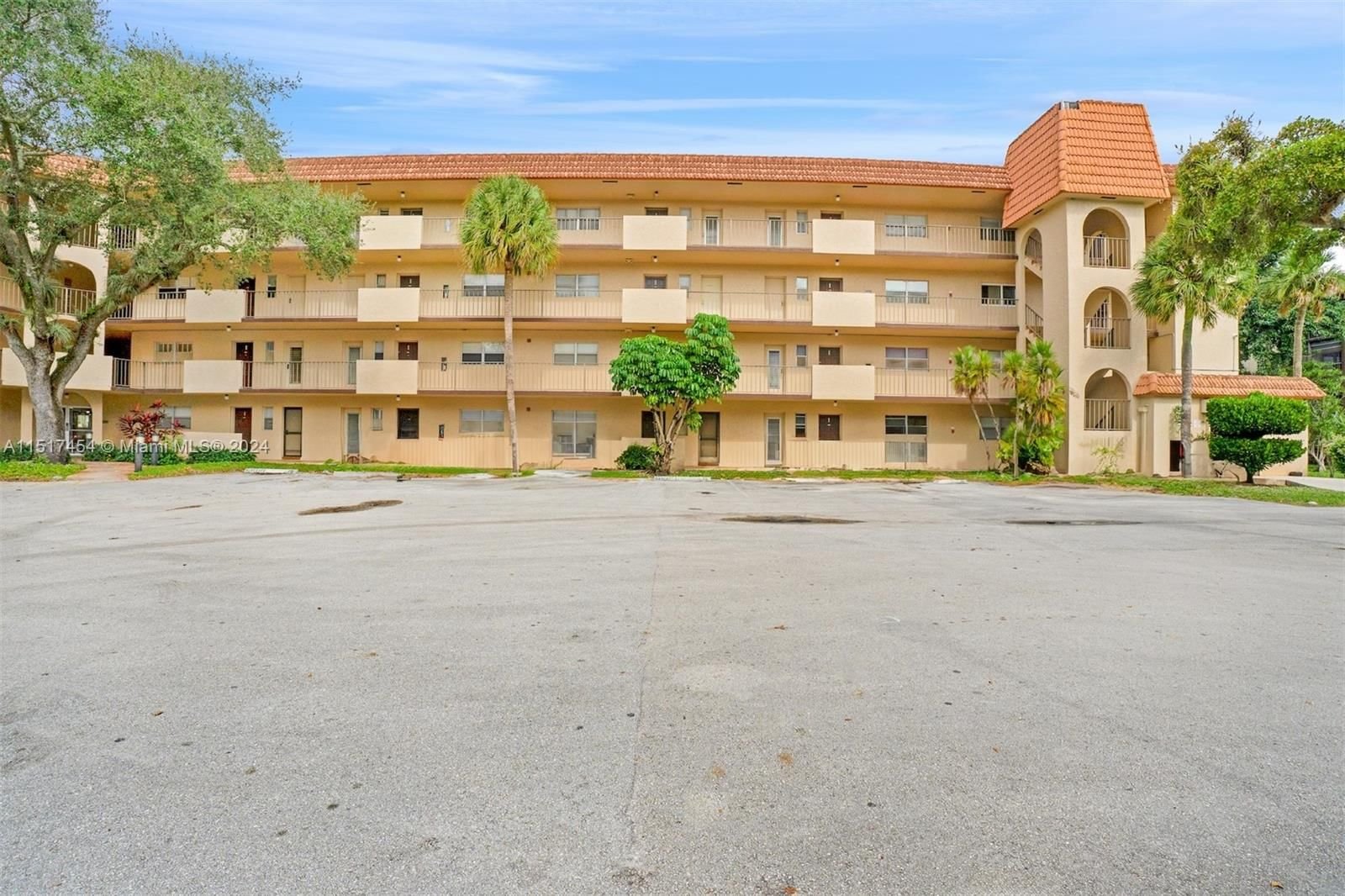Real estate property located at 6301 Falls Cir Dr #405, Broward County, INVERRARY COUNTRY CLUB, Lauderhill, FL