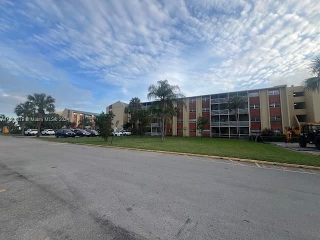 Real estate property located at 3700 21st St #410, Broward County, SUNSET HILLS I CONDOMINIU, Lauderdale Lakes, FL