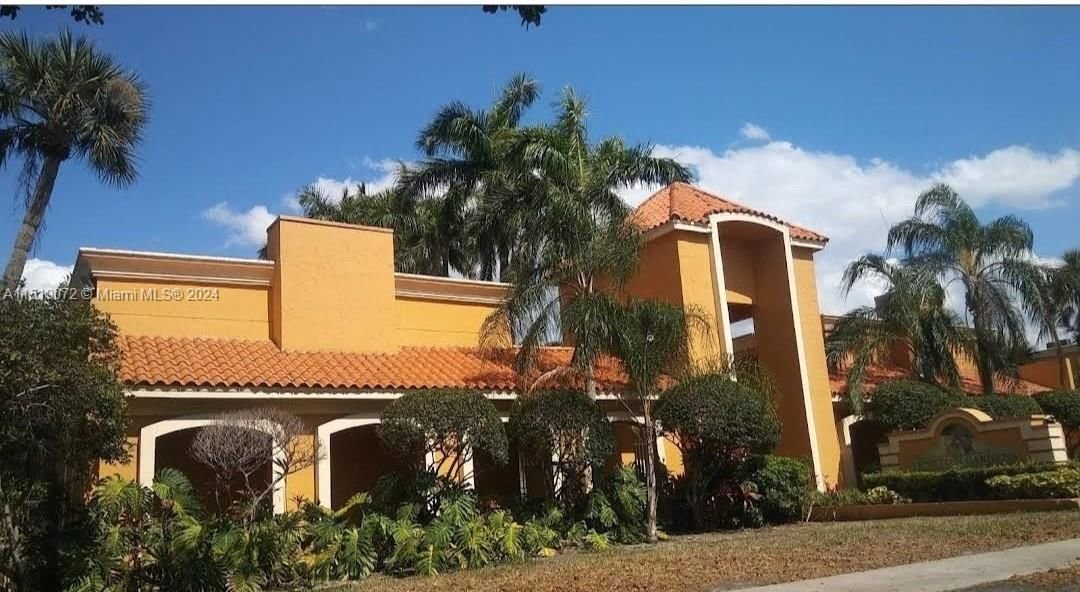Real estate property located at 18111 68th Ave F210, Miami-Dade County, VENETIAN GARDENS AT COUNT, Hialeah, FL