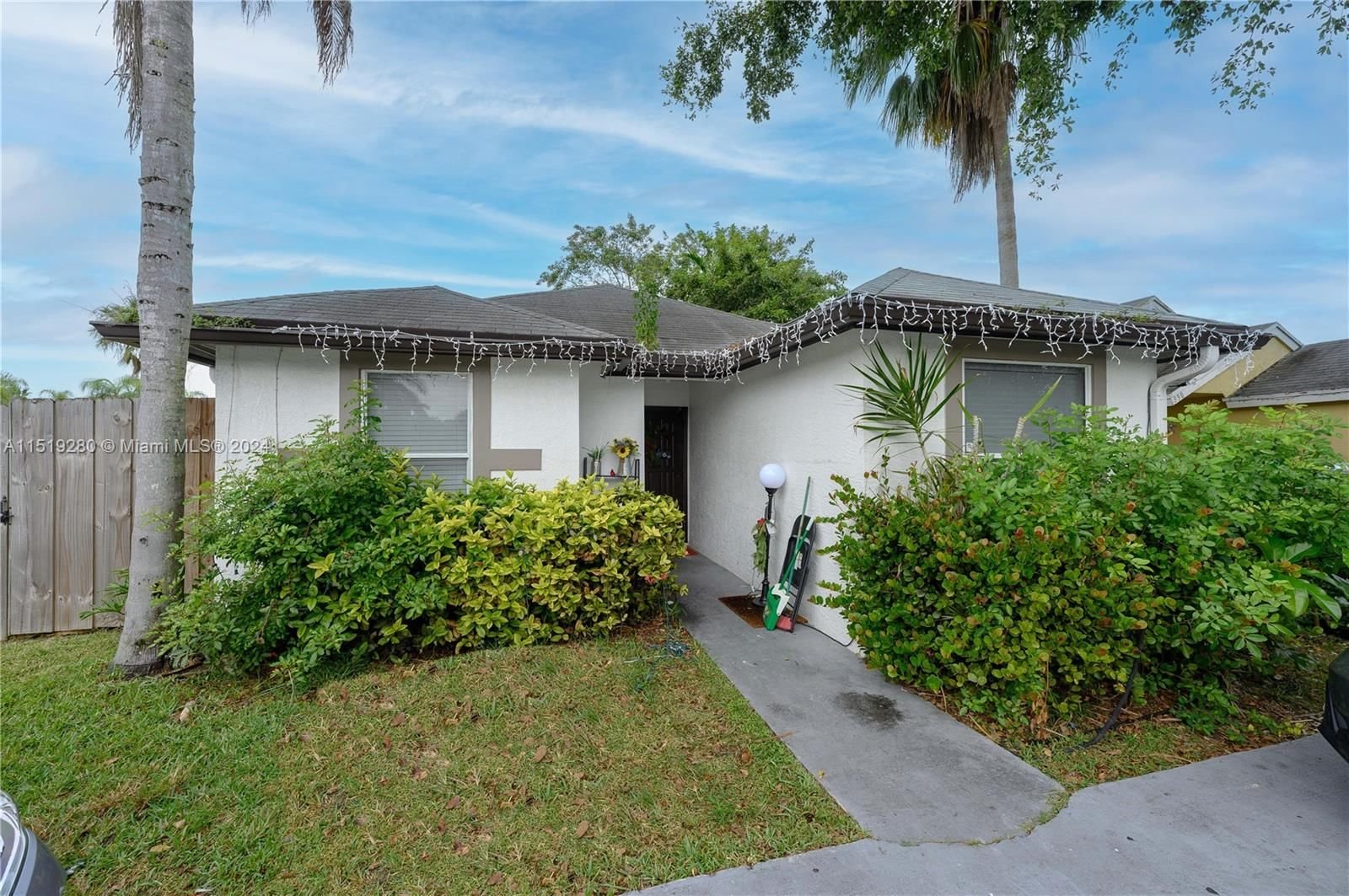 Real estate property located at 998 8th Pl, Miami-Dade County, VILLAS OF PALM BAY, Florida City, FL