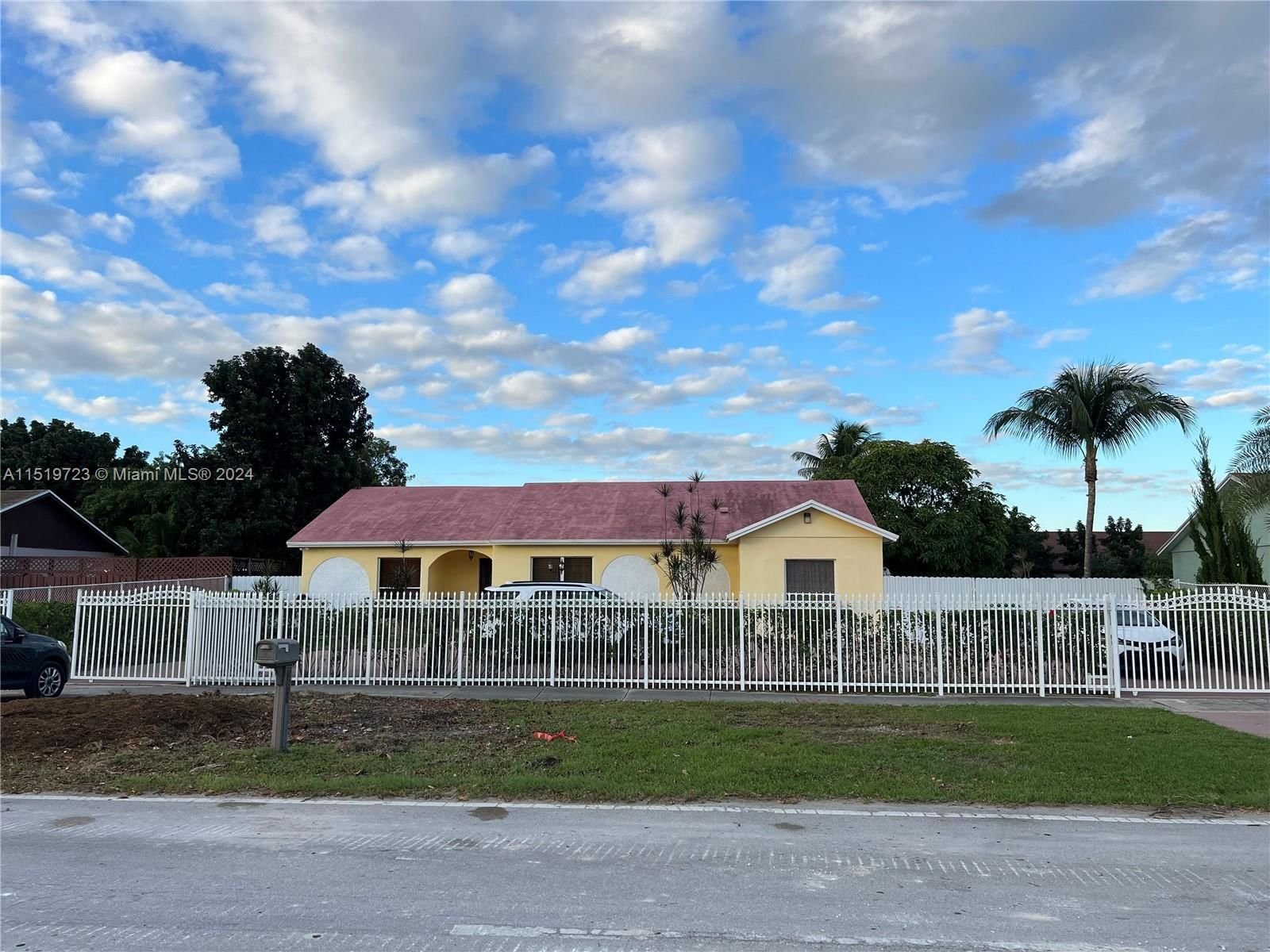 Real estate property located at 12571 268th St, Miami-Dade County, MEADOW WOOD MANOR SEC 3, Homestead, FL
