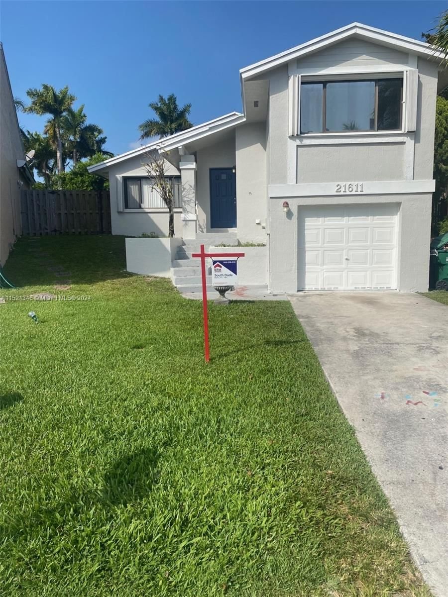 Real estate property located at 21611 98th Pl, Miami-Dade County, LAKES BY THE BAY SEC 1, Cutler Bay, FL
