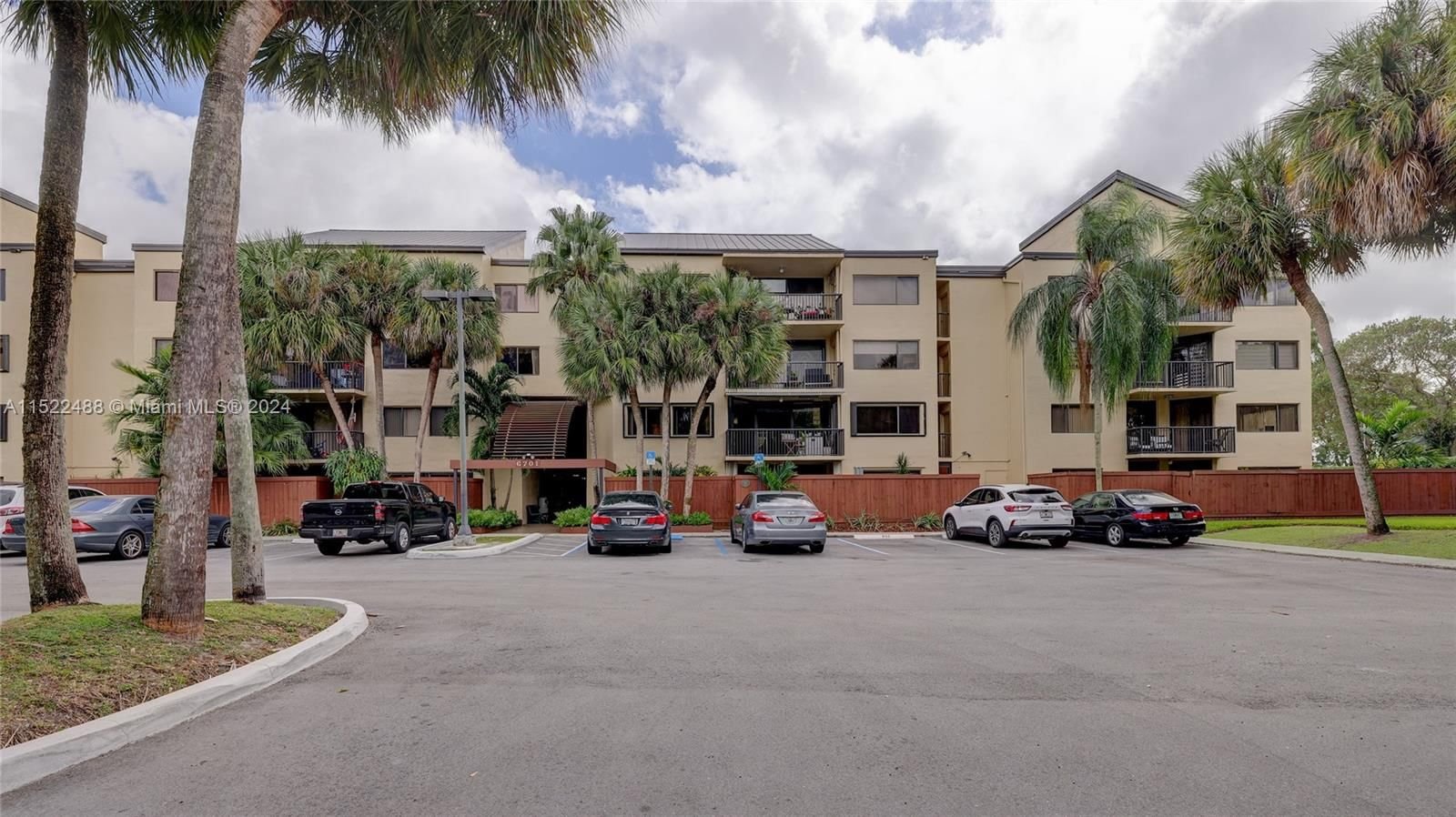 Real estate property located at 6701 116th Ct #303, Miami-Dade County, SEC 45 ATRIUMS AT SNAPPER, Miami, FL