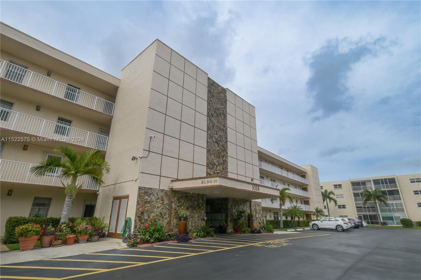 Real estate property located at 1024 4th Ave #405, Broward County, MEADOWBROOK LAKES CONDO, Dania Beach, FL