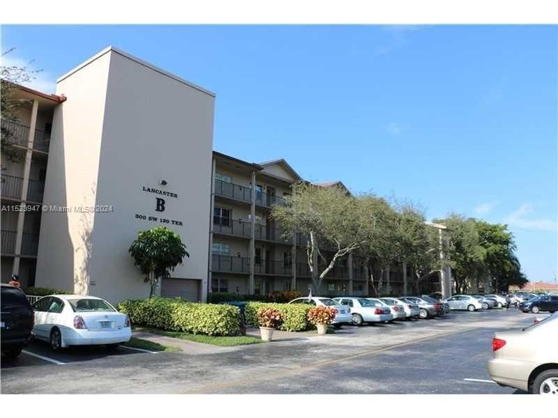 Real estate property located at 300 130th Ter #213, Broward County, CENTURY VILLAGE, Pembroke Pines, FL