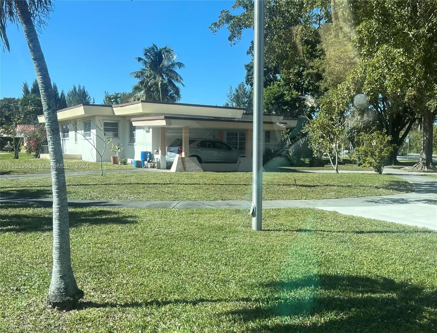 Real estate property located at 900 Royal Poinciana Blvd, Miami-Dade, LAKE LOUISE 1ST ADDN, Miami Springs, FL