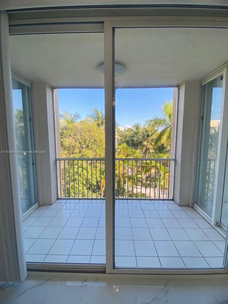 Real estate property located at 9805 52nd St #414, Miami-Dade County, DORAL HOUSE CONDO NO 2, Doral, FL