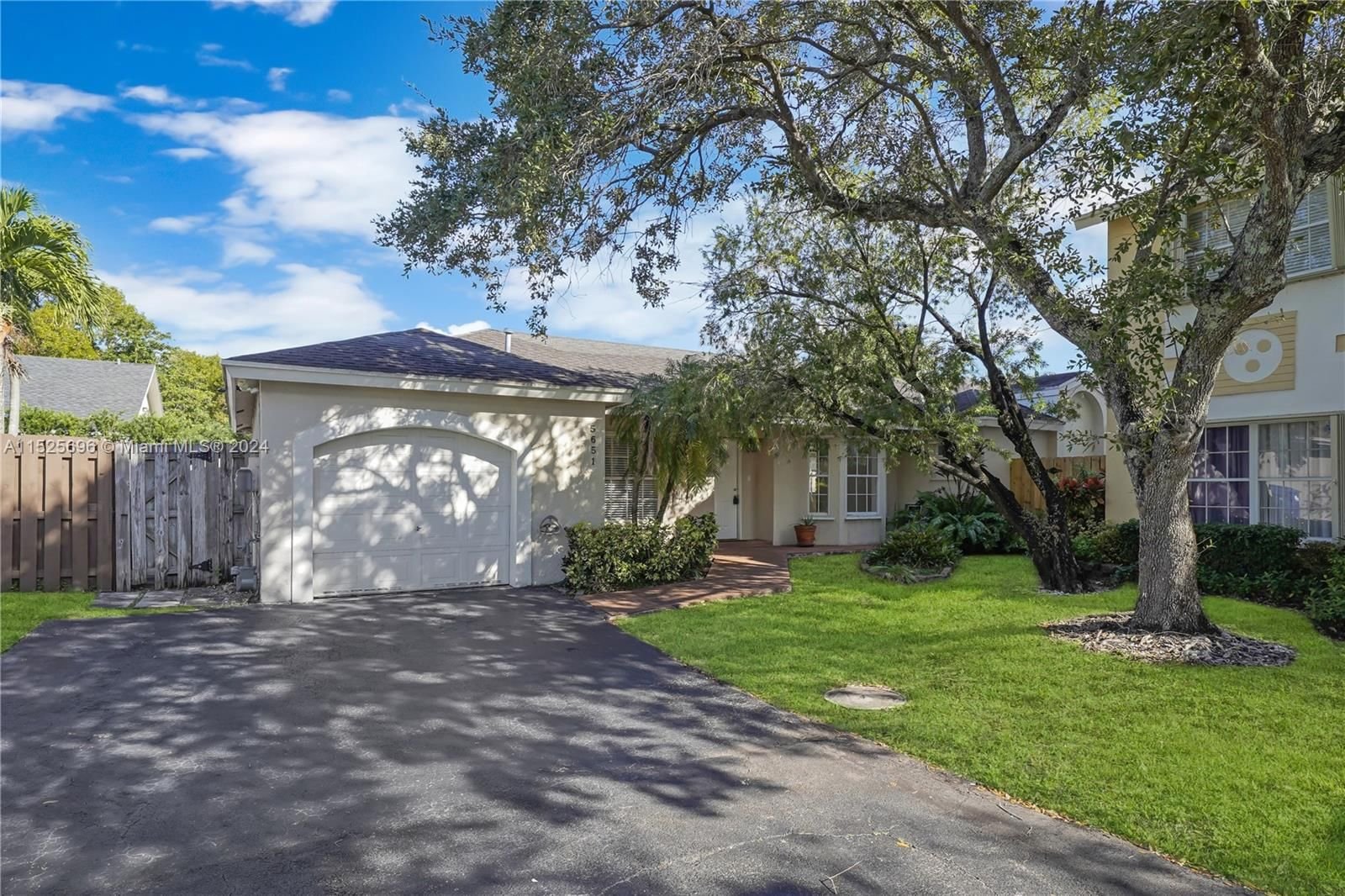 Real estate property located at 5651 100th Ct, Miami-Dade County, PATIO HOMES OF DORAL PINE, Doral, FL