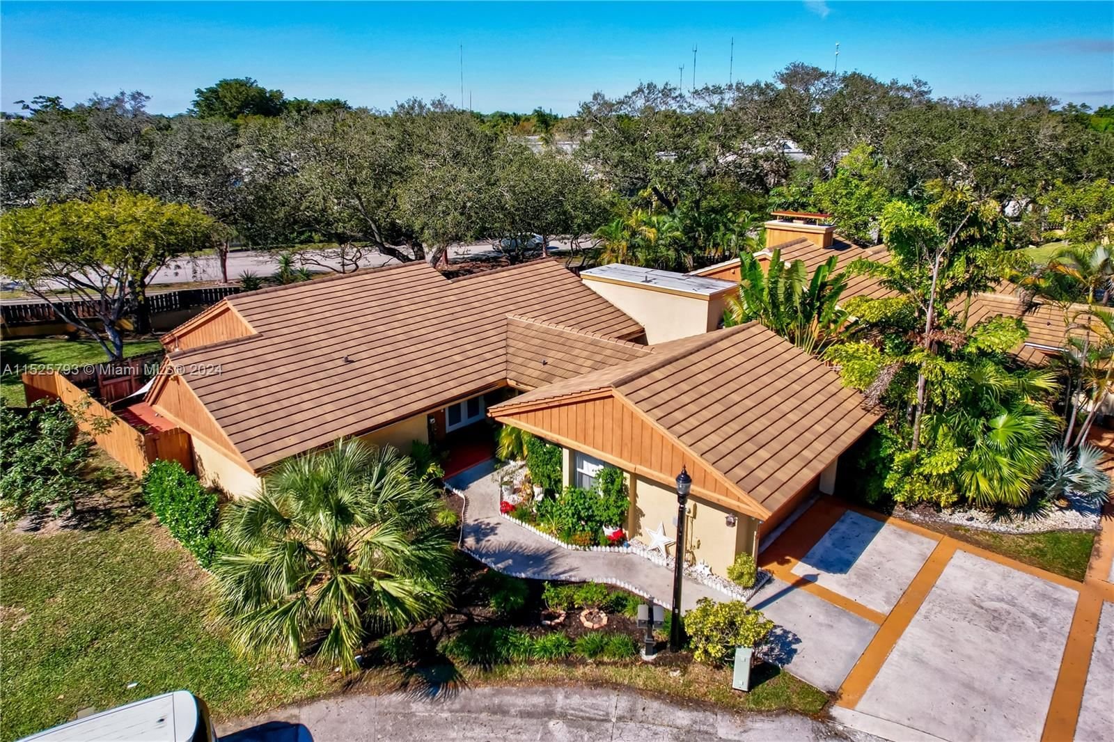 Real estate property located at 19915 10th Place Way, Miami-Dade County, SKY LAKE VILLAS, Miami, FL