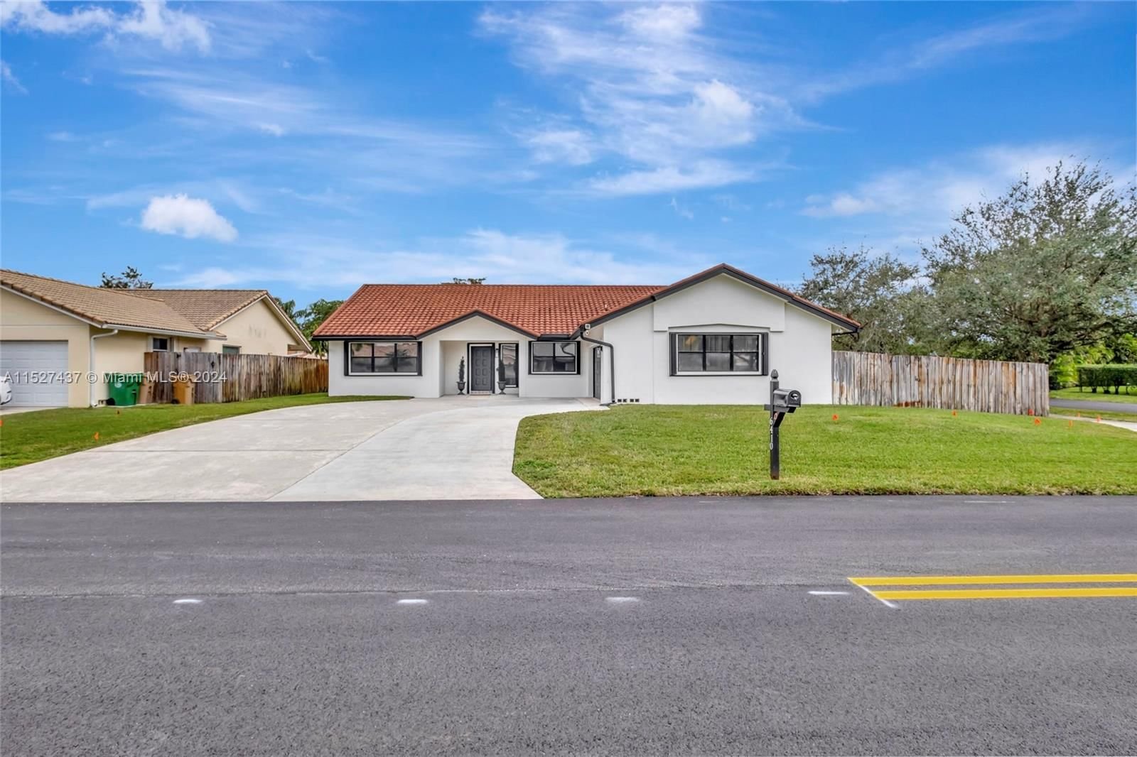 Real estate property located at 6410 Olde Moat Way, Broward County, WAVERLY HUNDRED, Davie, FL