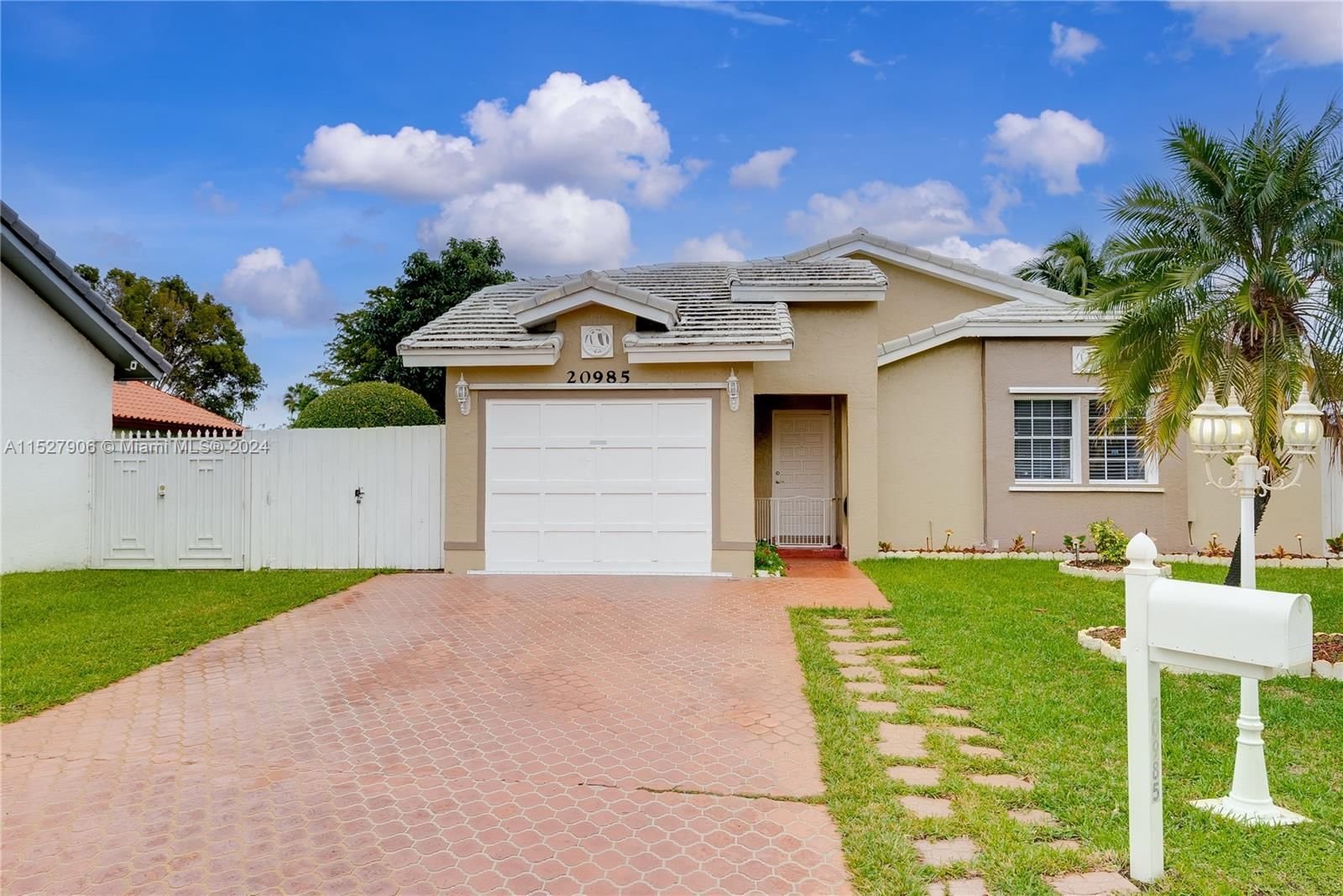Real estate property located at 20985 85th Pl, Miami-Dade County, CENTENNIAL SEC 1, Cutler Bay, FL