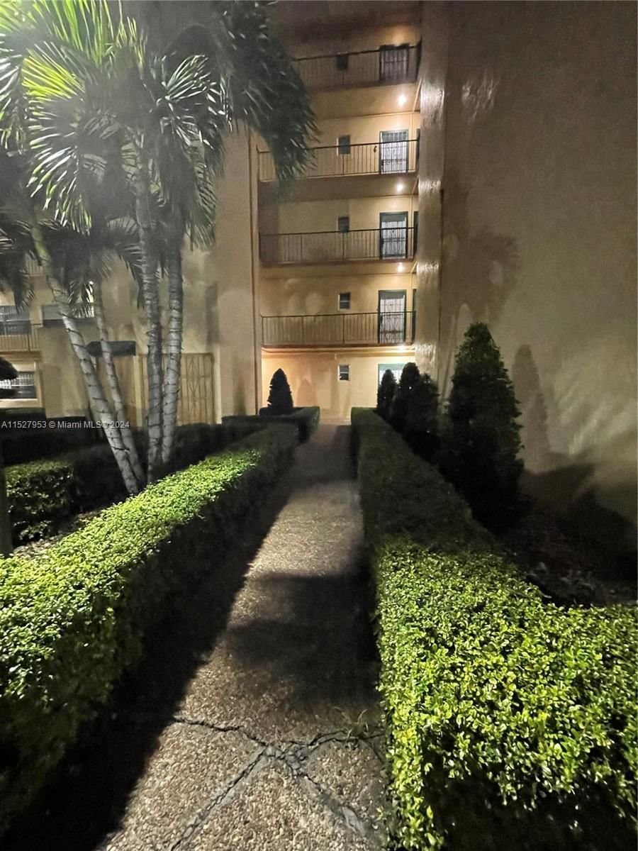 Real estate property located at 4490 19th Ct B415, Miami-Dade County, TOWERS OF WESTLAND CONDO, Hialeah, FL