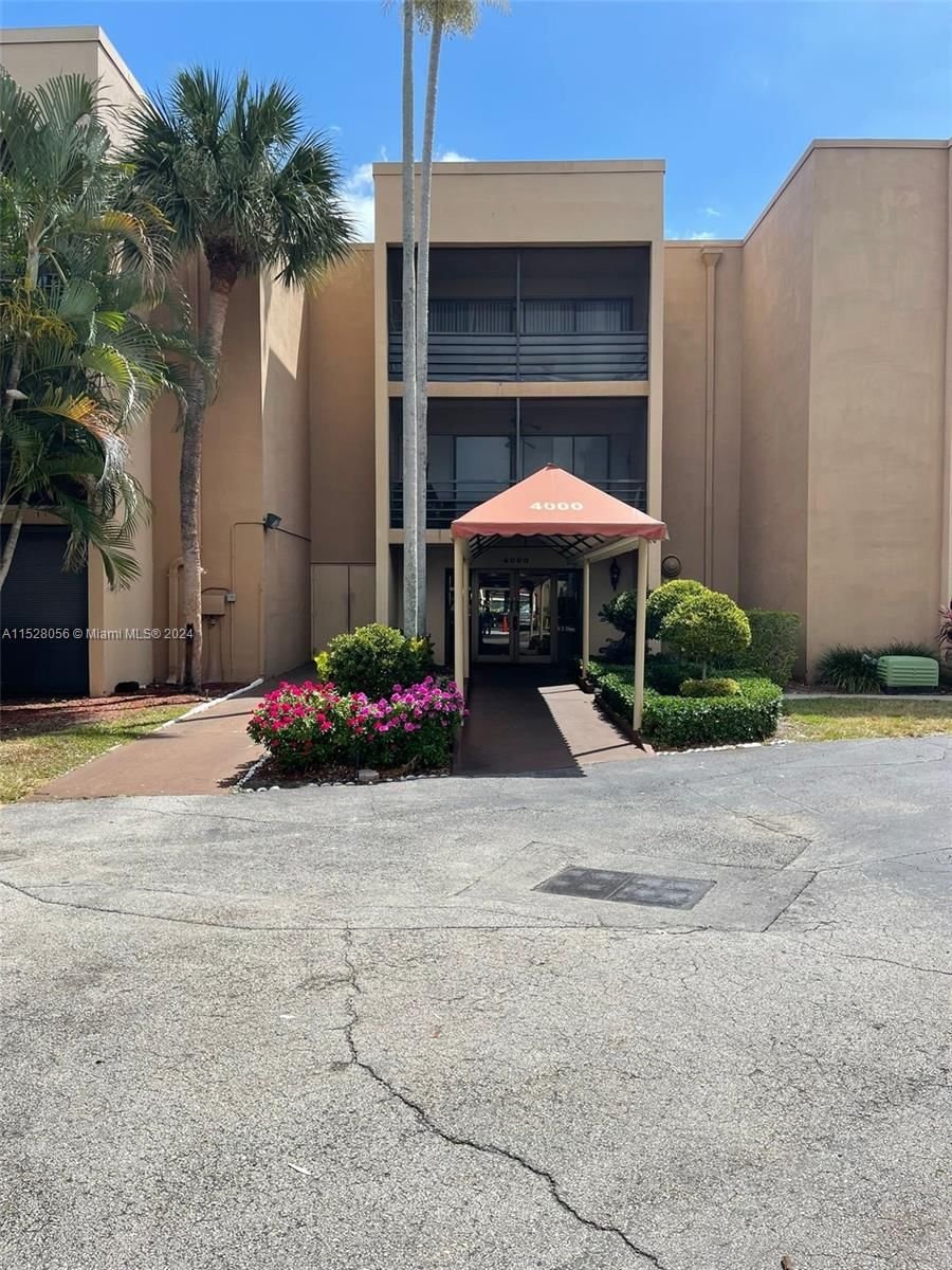 Real estate property located at 4000 Hills Dr #32, Broward County, EMERALD HILLS C C APTS CO, Hollywood, FL