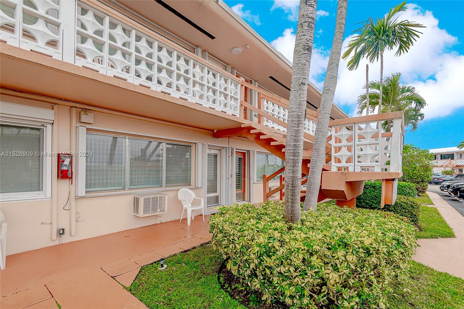 Real estate property located at 815 10th Ter #9V, Broward County, ROLEN LAKE GARDENS CO-OP, Hallandale Beach, FL