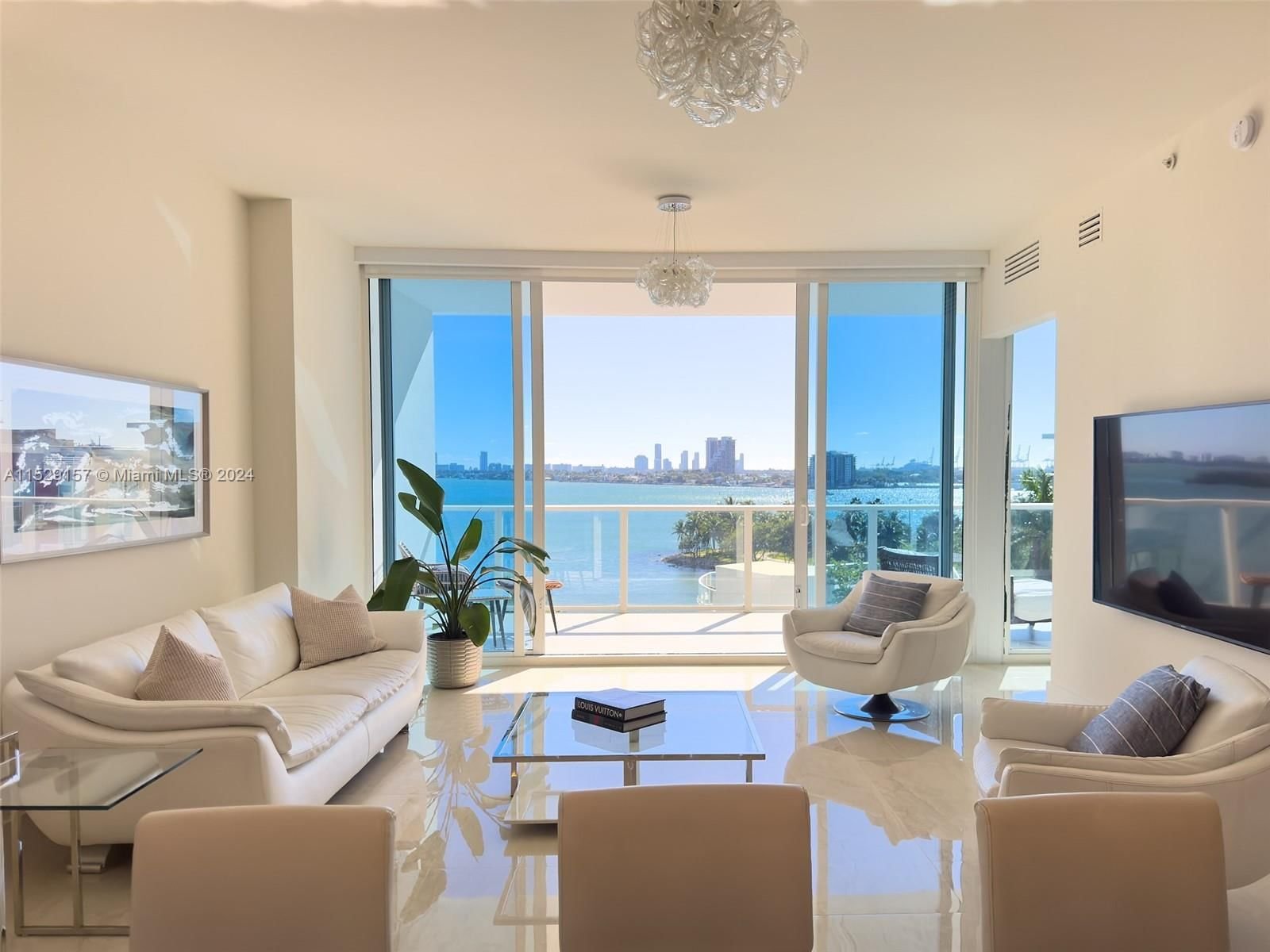 Real estate property located at 2020 Bayshore Dr #706, Miami-Dade County, PARAMOUNT BAY CONDO, Miami, FL