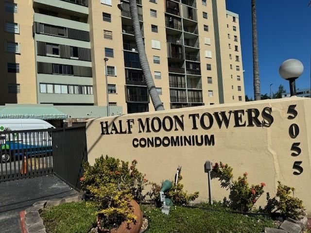 Real estate property located at 5055 7th St #212, Miami-Dade County, HALF MOON TOWERS CONDO, Miami, FL