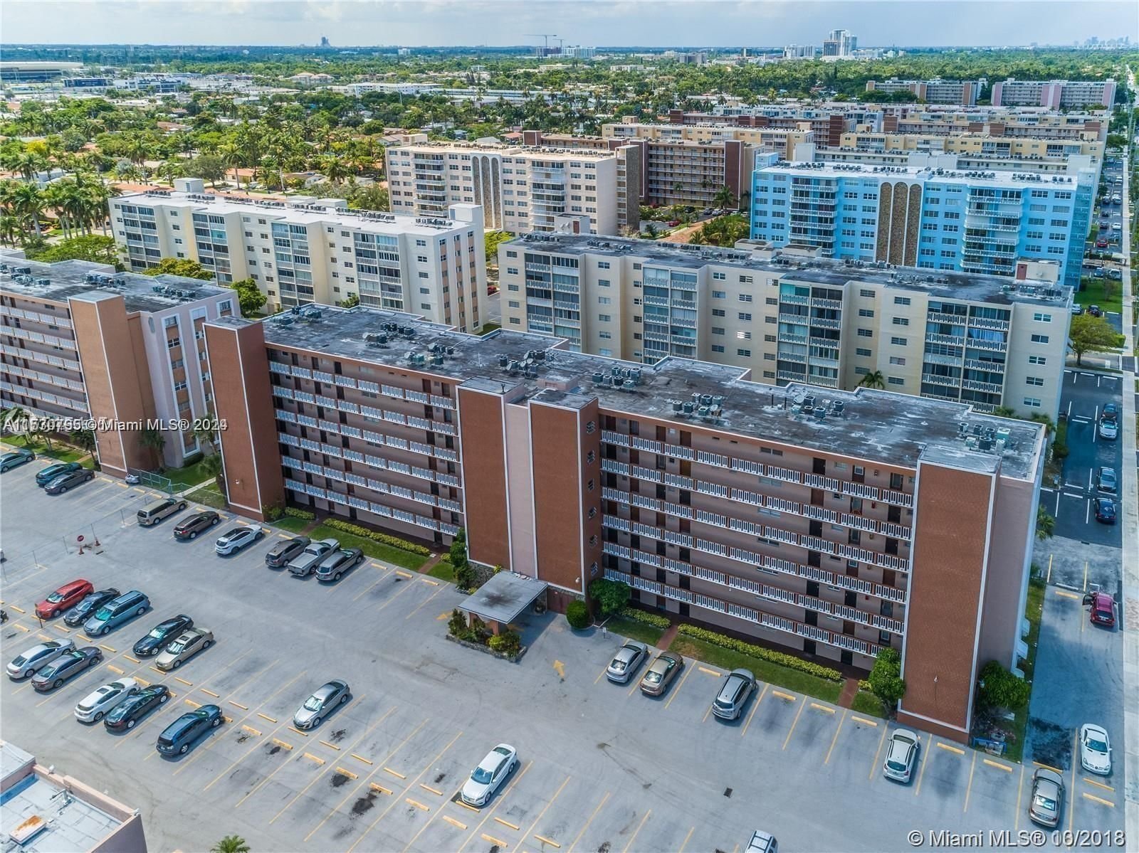 Real estate property located at 301 14th Ave #501, Broward County, MEADOWBROOK TOWERS CONDO, Hallandale Beach, FL