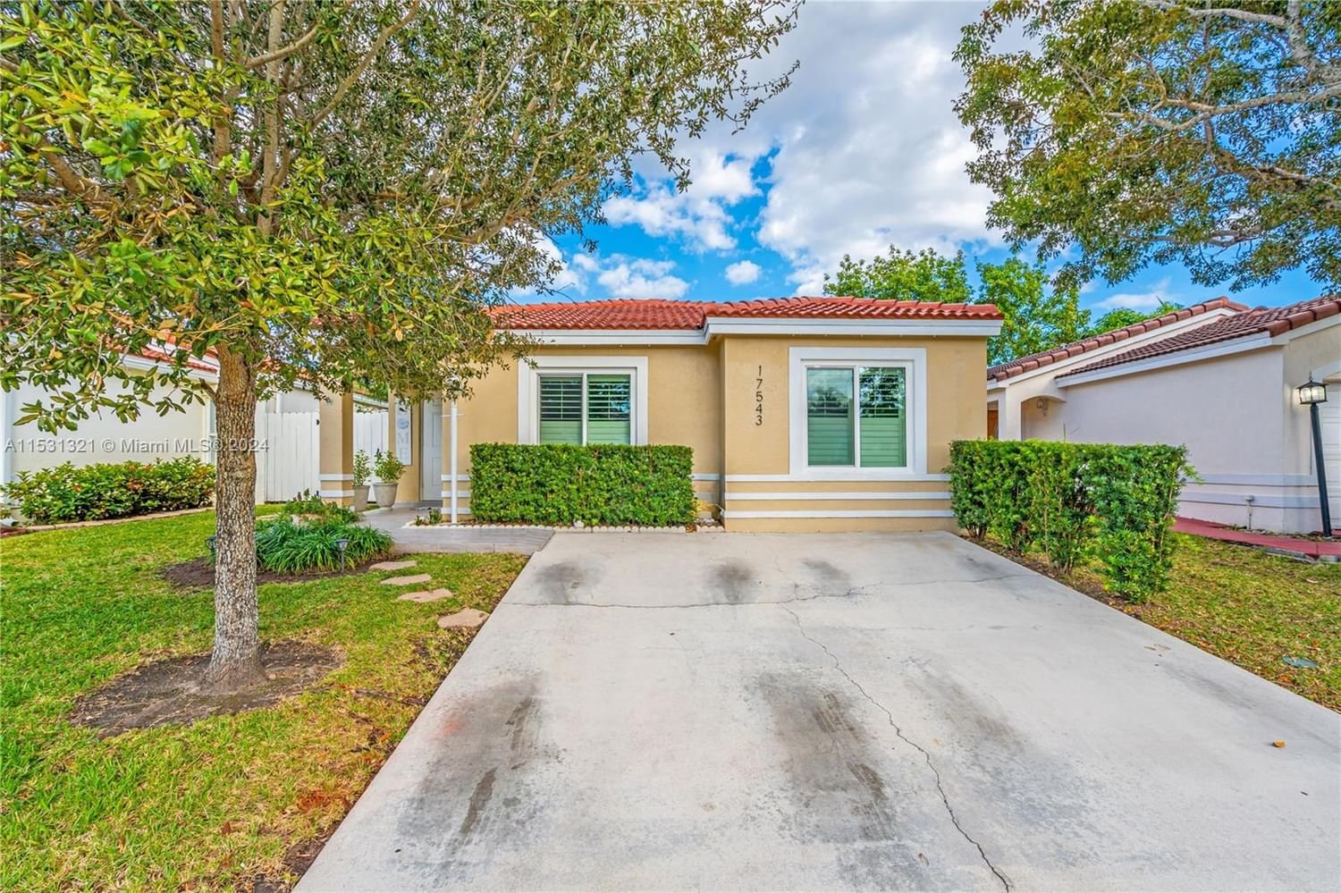 Real estate property located at 17543 142nd Ct, Miami-Dade County, WEITZER SERENA LAKES WEST, Miami, FL