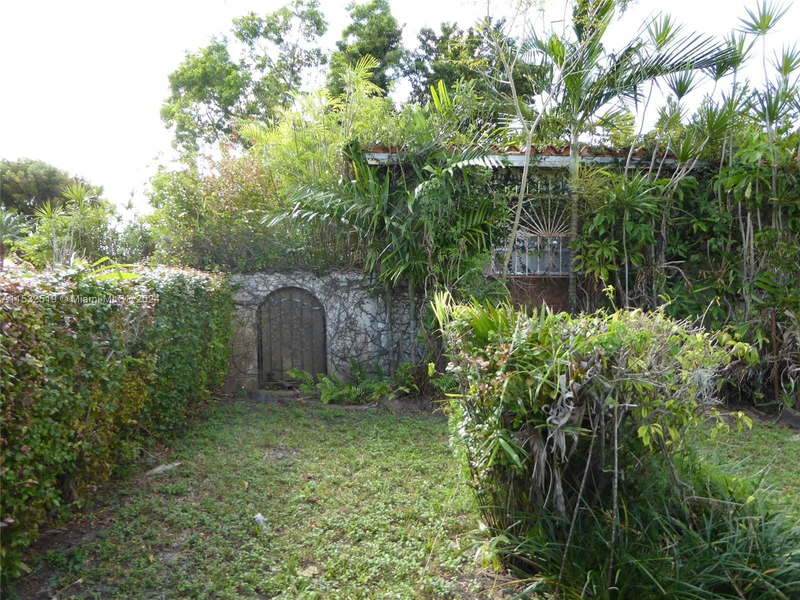 Real estate property located at 10000 4th St, Miami-dade, Richardson-kellett Land C, Sweetwater, FL