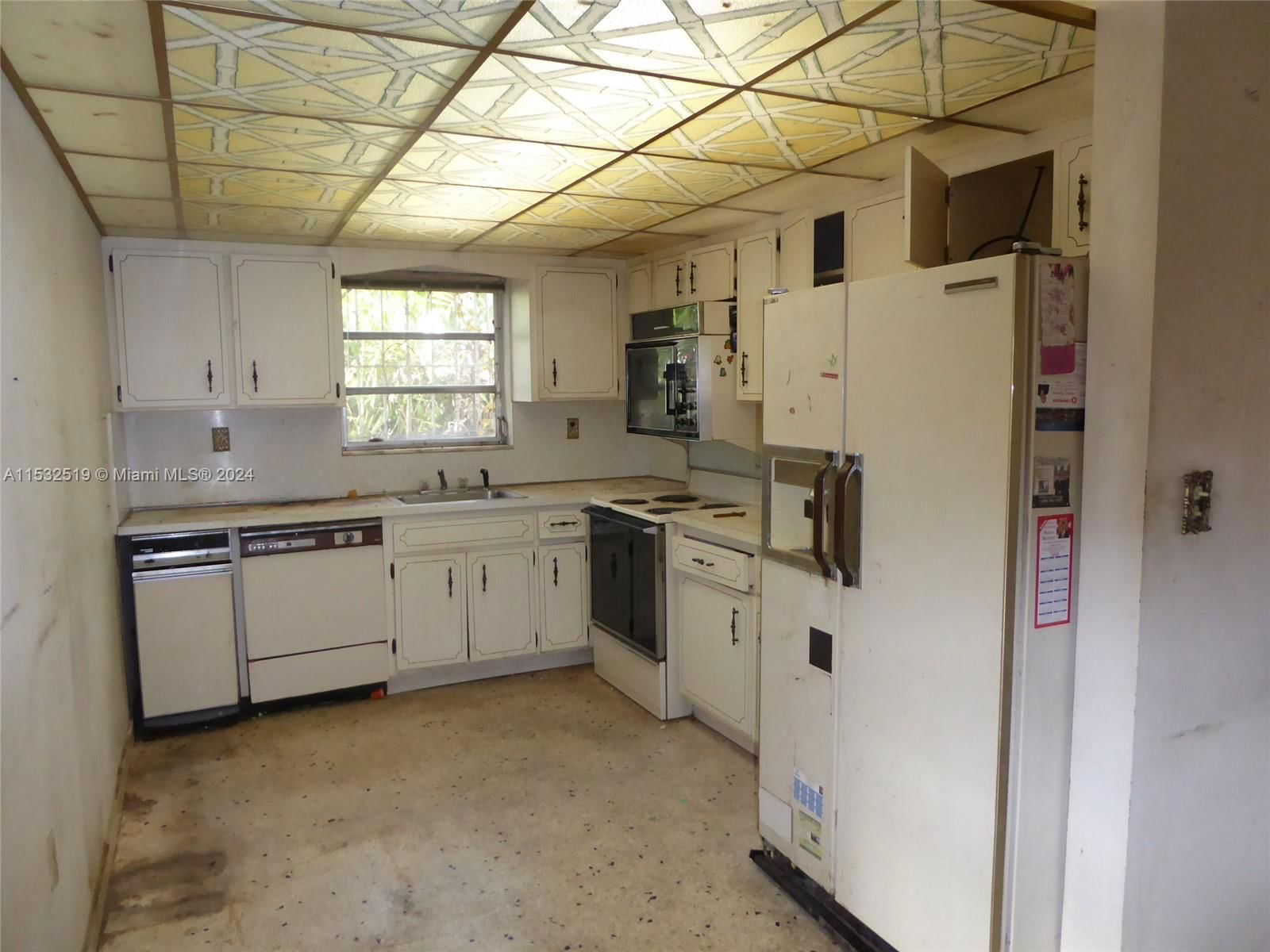 Real estate property located at 10000 4th St, Miami-dade, Richardson-kellett Land C, Sweetwater, FL