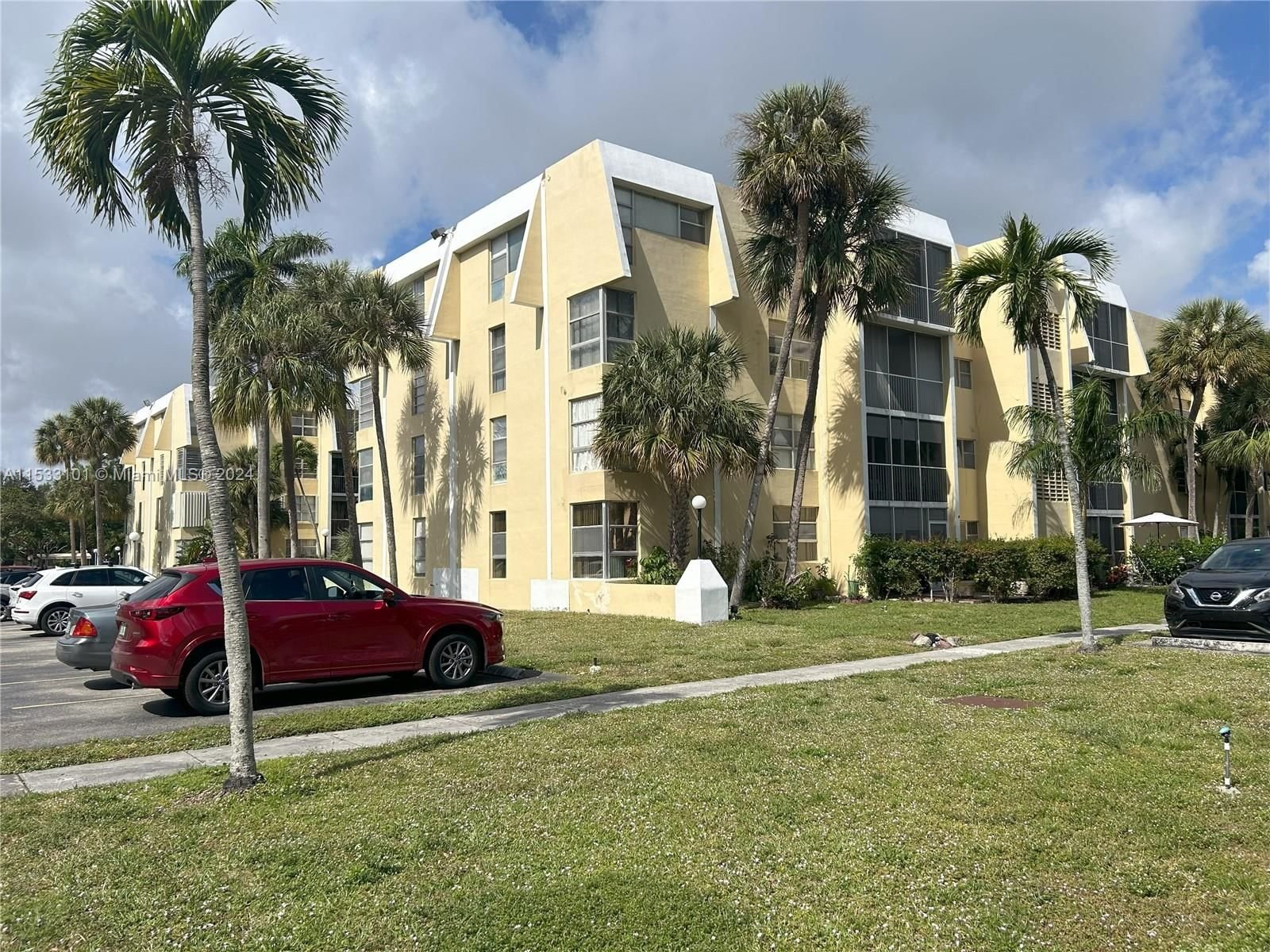 Real estate property located at 940 199th St #4L, Miami-Dade County, LAKE PARK CONDO NO 1 - BL, Miami, FL