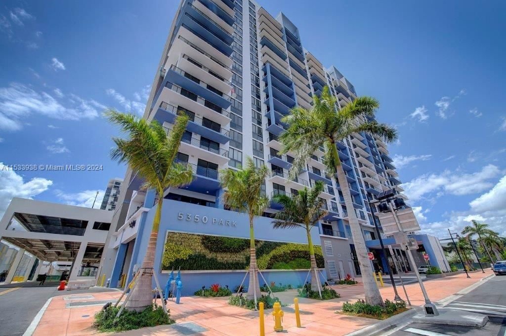 Real estate property located at 5350 84th Ave #1604, Miami-Dade County, 5350 PARK CONDO, Doral, FL