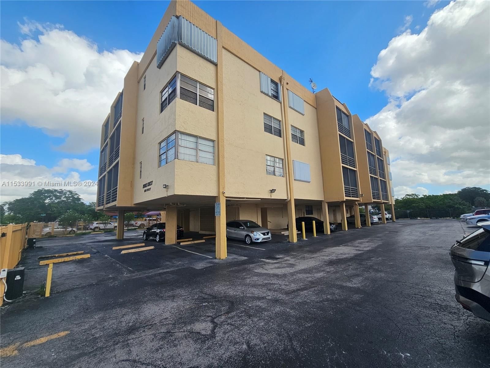 Real estate property located at 6831 14th Ct #405, Miami-Dade County, KINGS CREST CONDO, Hialeah, FL