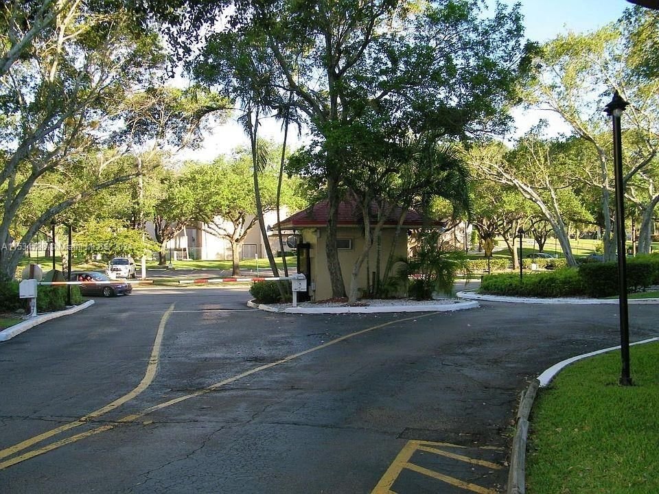 Real estate property located at 6300 Falls Cir Dr #105, Broward County, INVERRARY COUNTRY CLUB, Lauderhill, FL