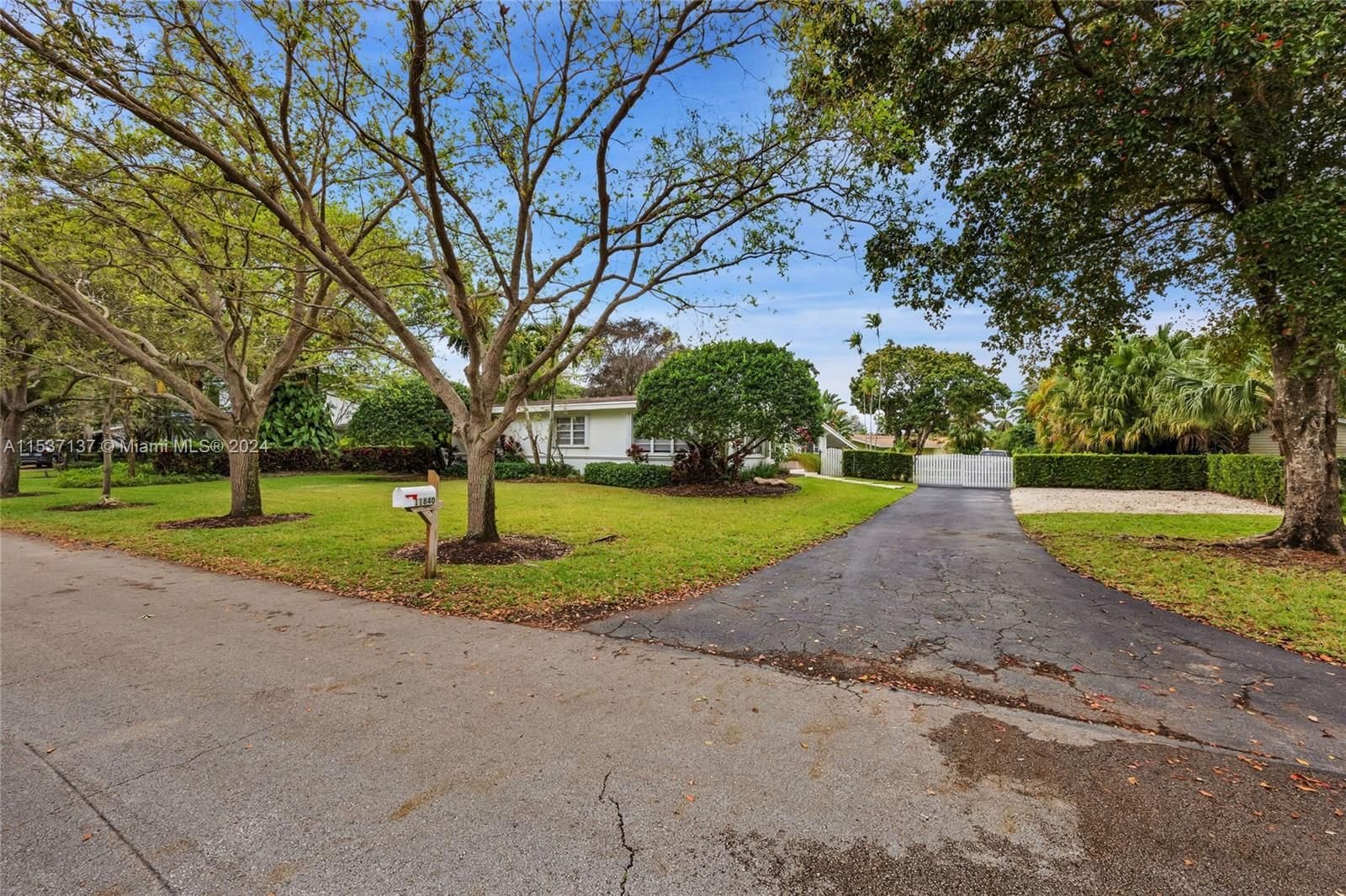 Real estate property located at 11840 70th Ave, Miami-Dade County, OAKRIDGE ESTATES SEC 3, Pinecrest, FL