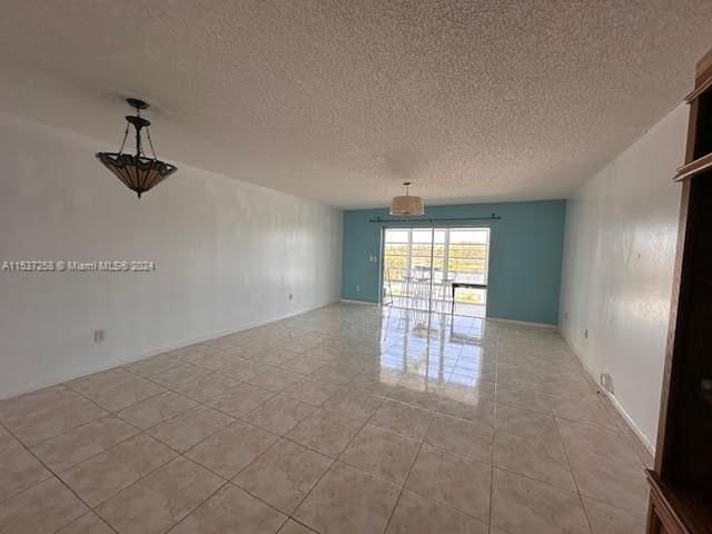 Real estate property located at 877 195th St #318, Miami-Dade County, AZURE LAKE CONDO, Miami, FL