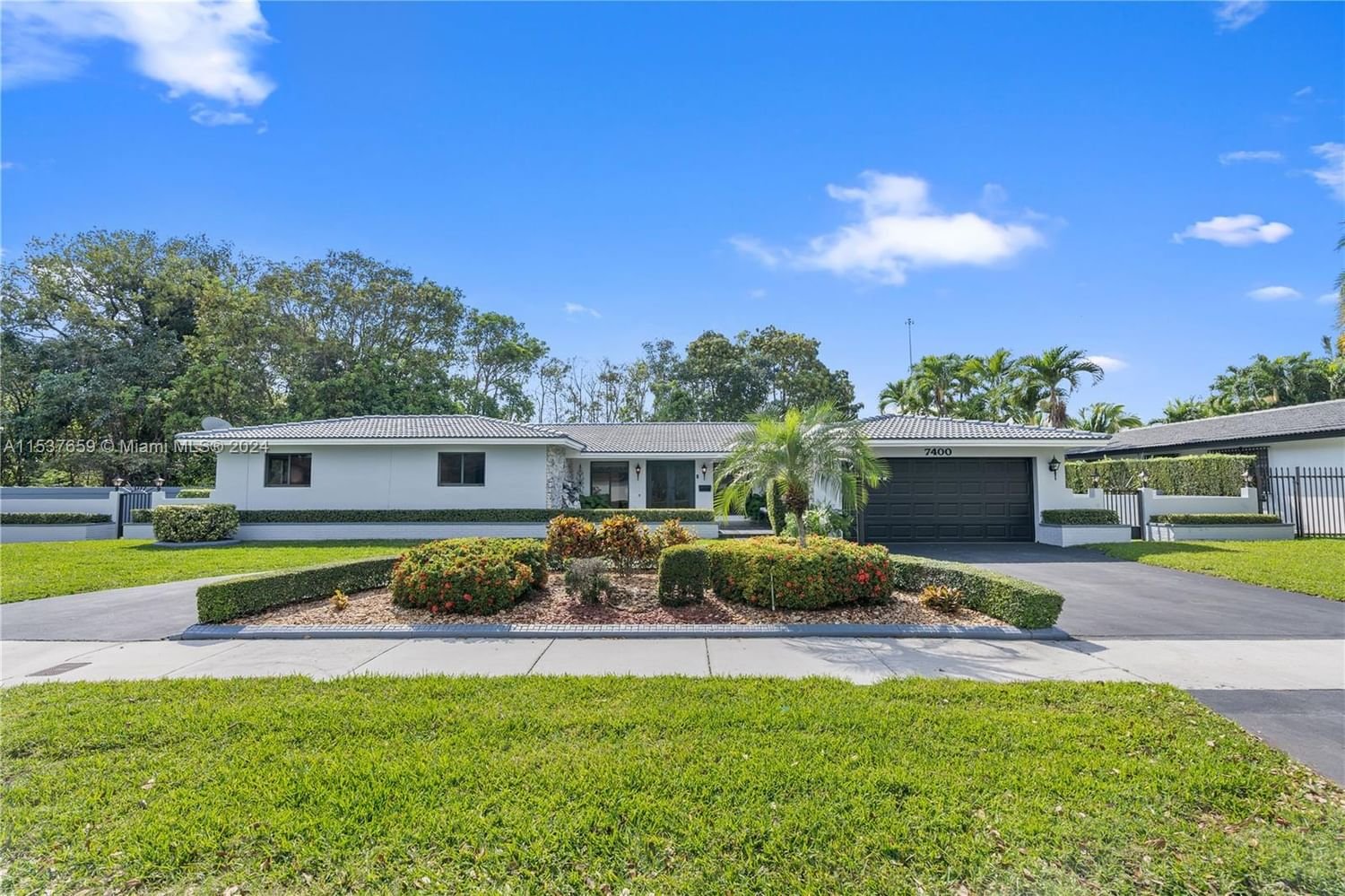 Real estate property located at 7400 Sabal Dr, Miami-Dade County, MIAMI LAKES SEC 7, Miami Lakes, FL