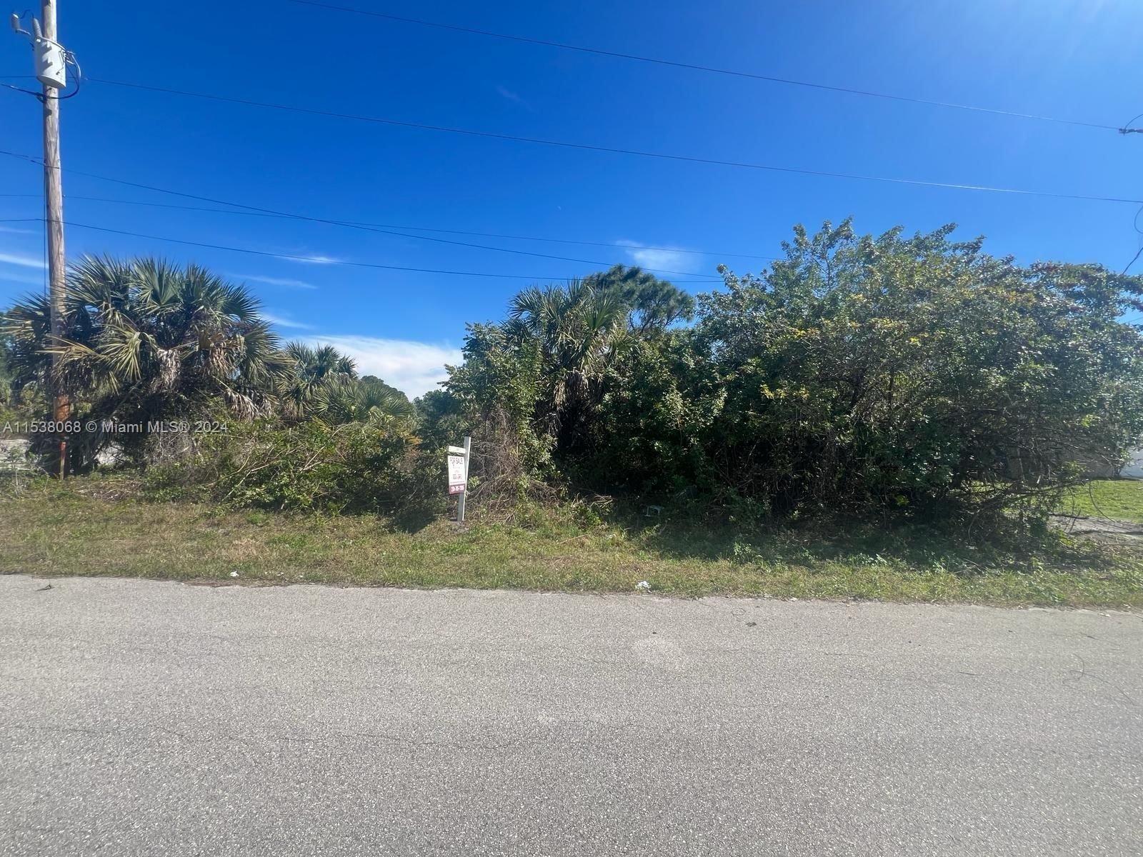 Real estate property located at 323 LAUREL AVE, Lee County, LEHIGH ACRES, Lehigh Acres, FL
