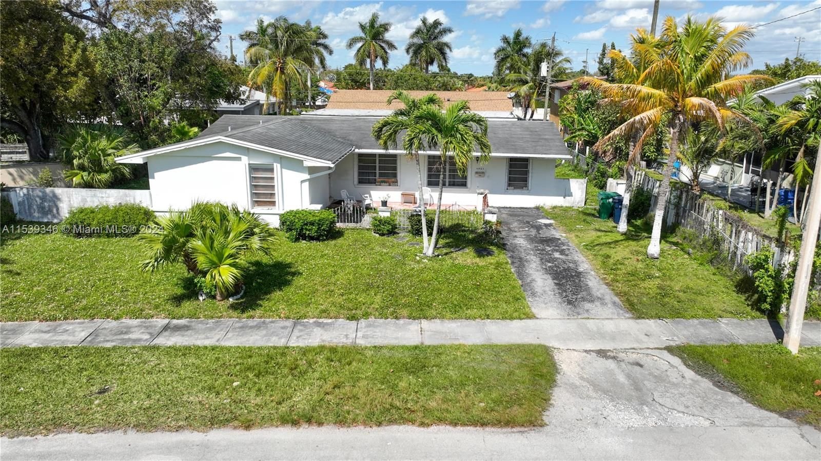 Real estate property located at 10823 161st St, Miami-Dade County, FAIRWAY LAKE SOUTH SEC 2, Miami, FL