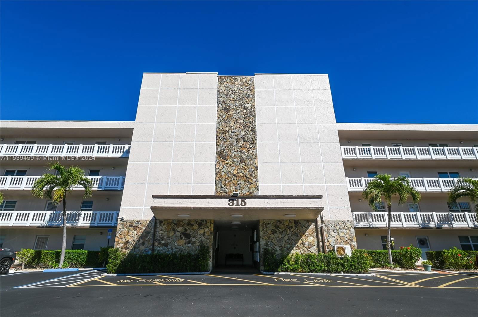 Real estate property located at 315 11th Ter #203, Broward County, MEADOWBROOK LAKES CONDO, Dania Beach, FL