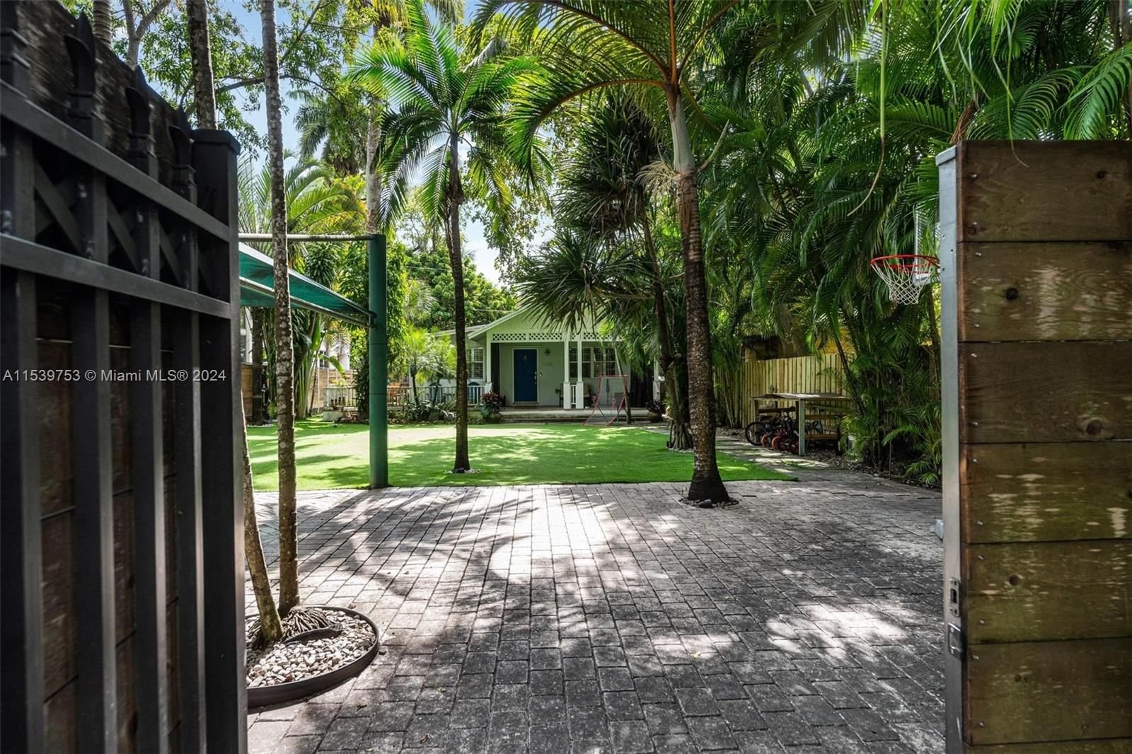 Real estate property located at 3792 Kumquat Ave, Miami-Dade County, DOUGLAS CIRCLE, Miami, FL