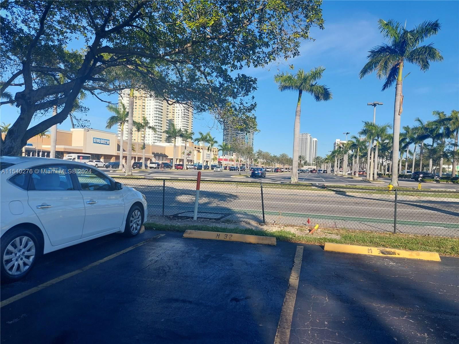 Real estate property located at 1333 Hallandale Beach Blvd #305, Broward, April Breeze Condo, Hallandale Beach, FL
