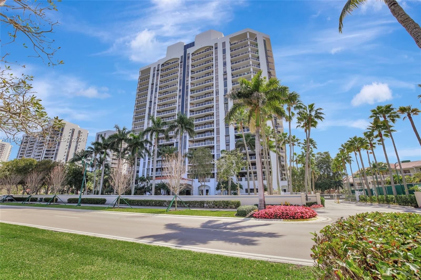 Real estate property located at 3598 Yacht Club Dr #703, Miami-Dade County, HARBOR TWS AT THE WATERWA, Aventura, FL
