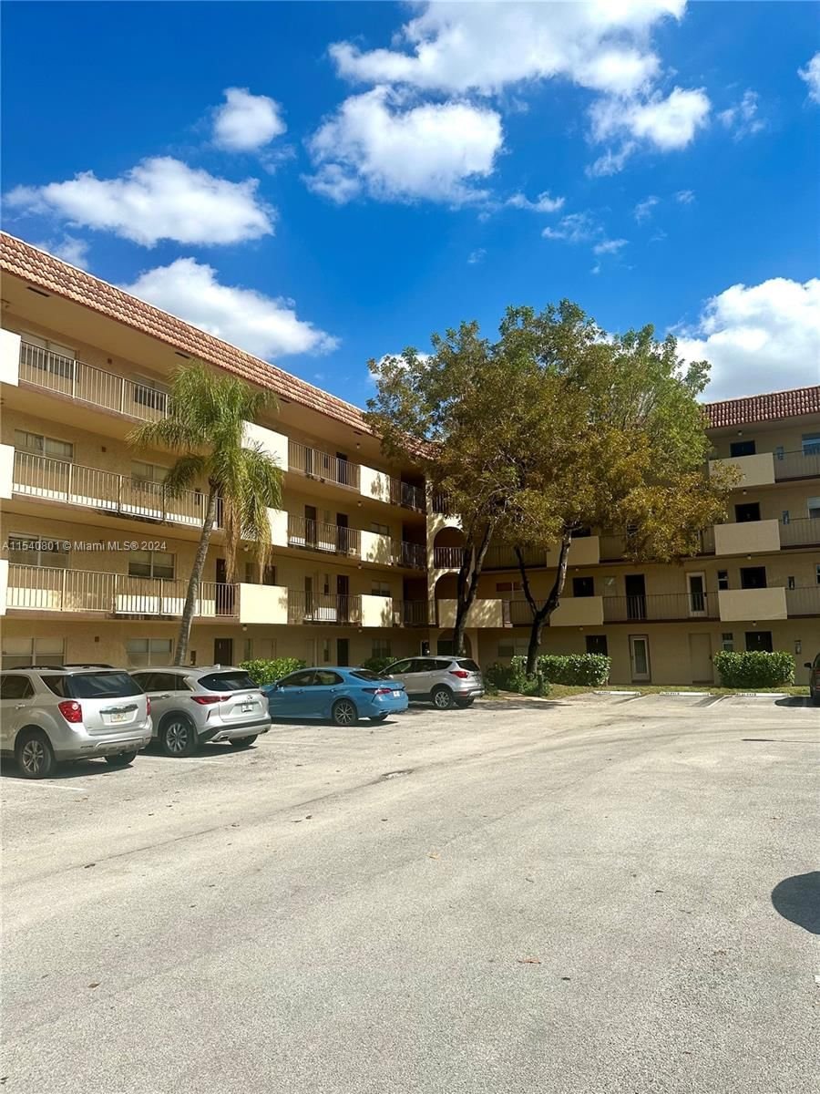 Real estate property located at 6061 Falls Cir Dr #306, Broward County, INVERRARY COUNTRY CLUB, Lauderhill, FL