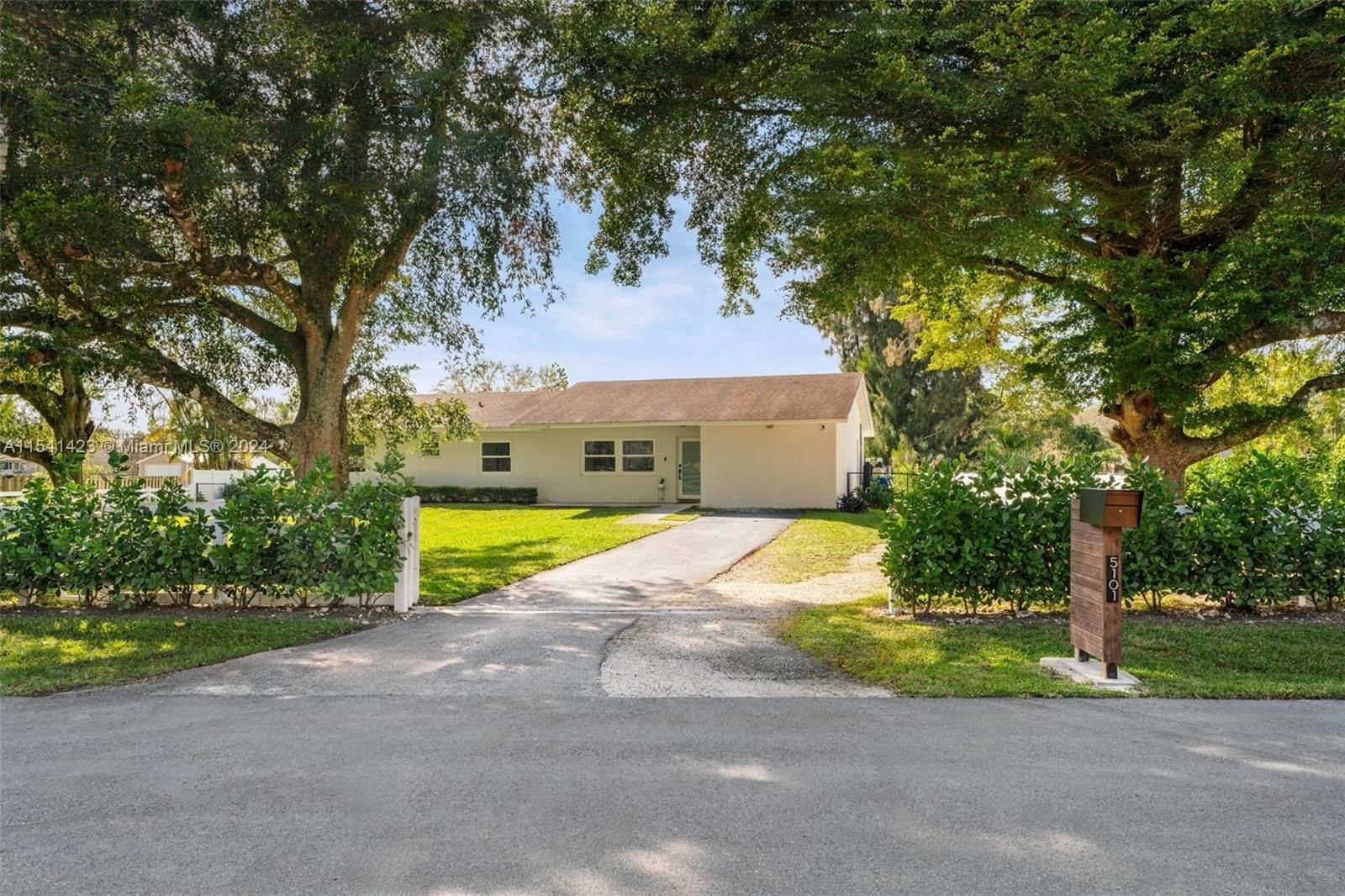 Real estate property located at 5101 199th Ave, Broward County, SELIGMAN-DURANGO ESTATES, Southwest Ranches, FL