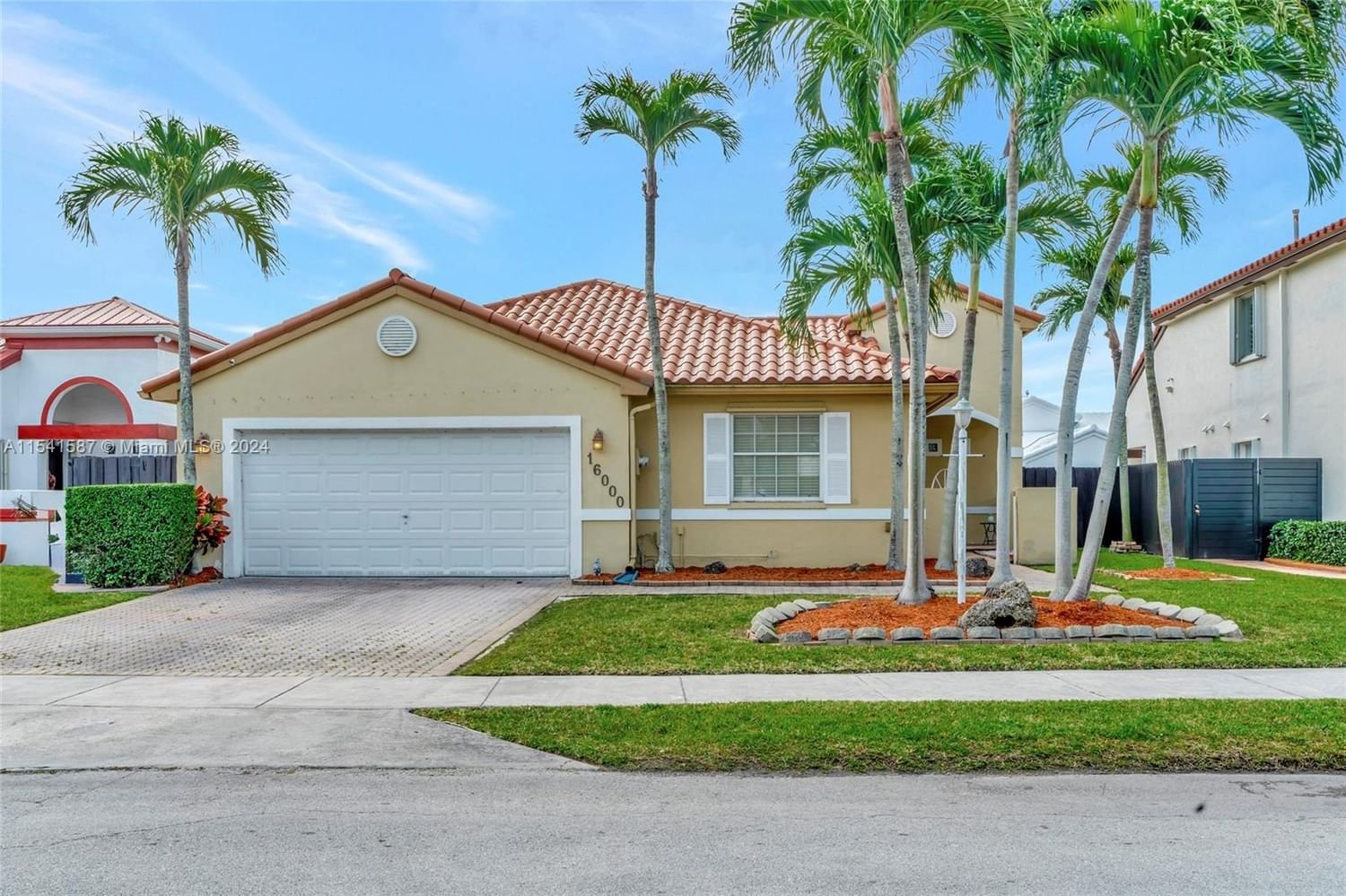 Real estate property located at 16000 72nd Ter, Miami-Dade County, HEFTLER HOMES AT LAGO MAR, Miami, FL