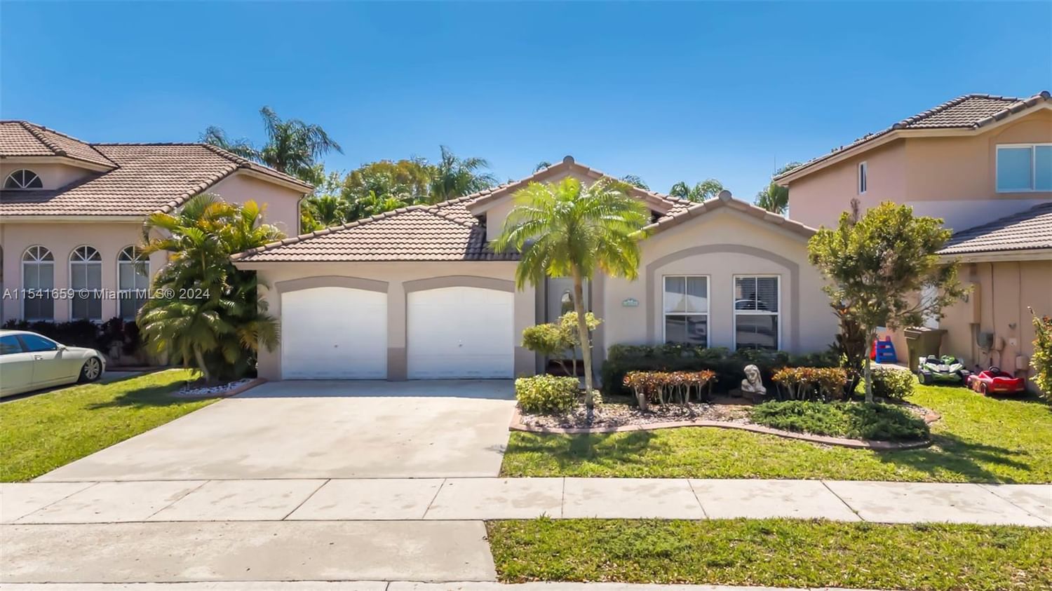 Real estate property located at 13744 Garden Cove Cir, Broward County, Poinciana Parc, Davie, FL