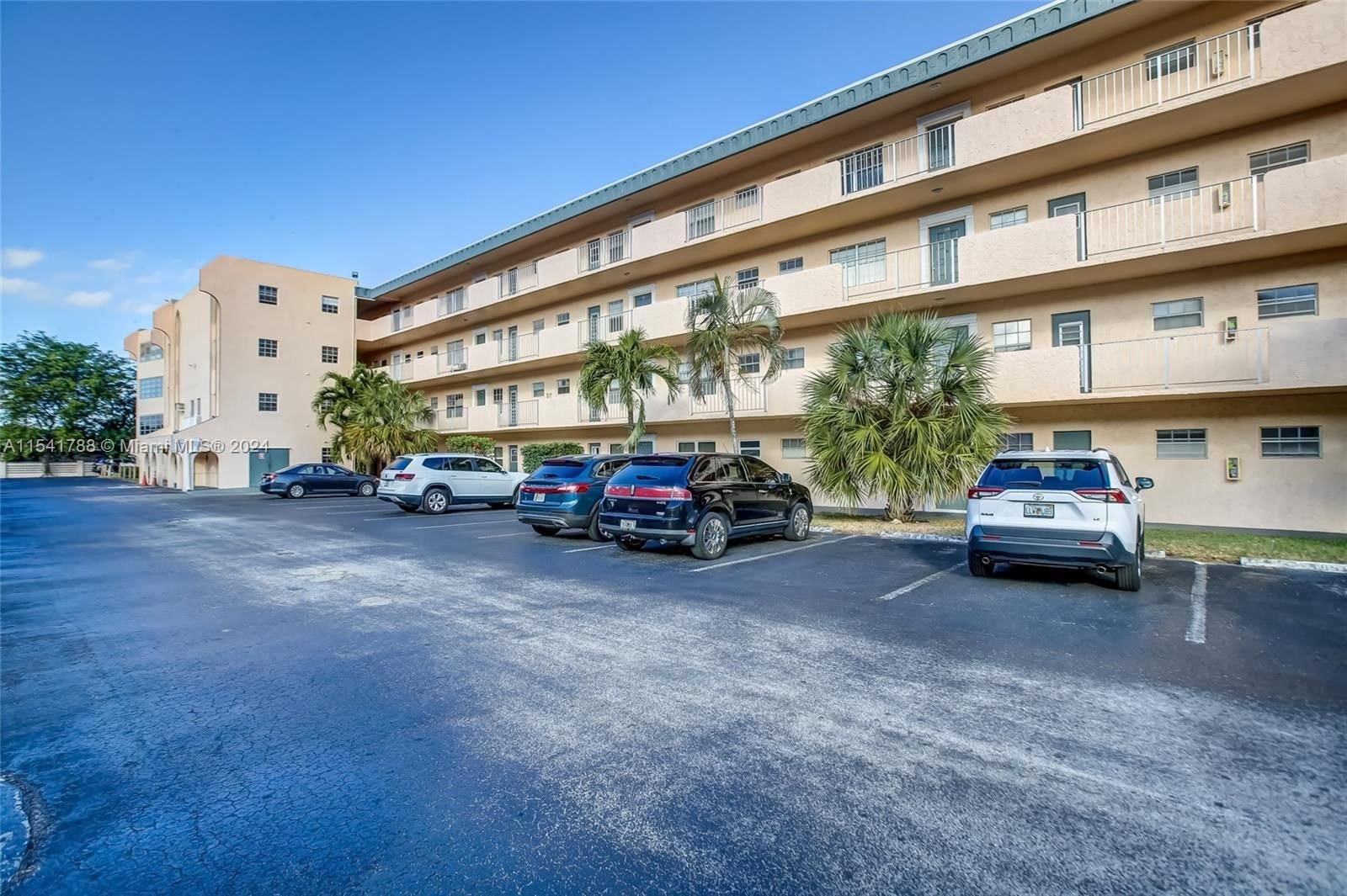 Real estate property located at 4281 41st St #314, Broward County, DIAMOND CONDO, Lauderdale Lakes, FL