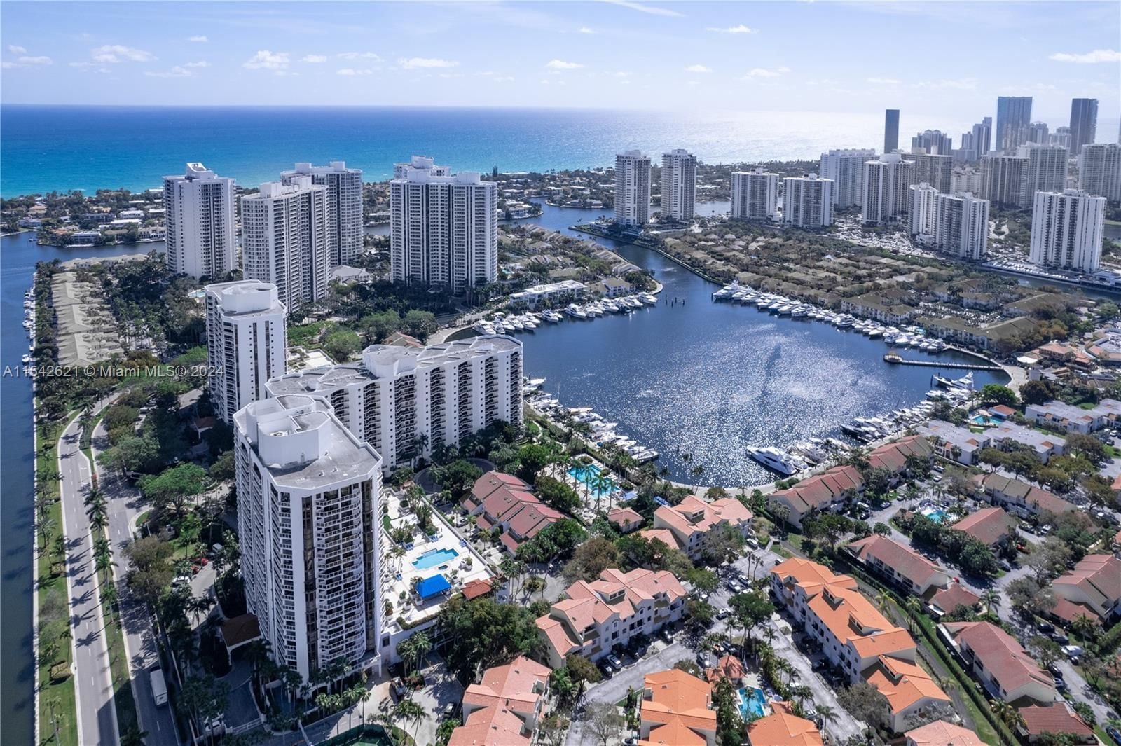 Real estate property located at 3600 Yacht Club Dr #304, Miami-Dade County, HARBOR TWS AT THE WATERWA, Aventura, FL