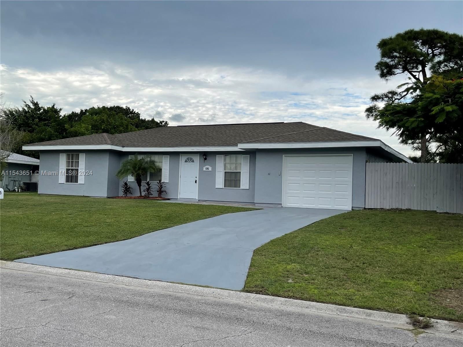Real estate property located at 1385 Oakmont Ln, St Lucie County, SOUTH PORT ST LUCIE UNIT, Port St. Lucie, FL
