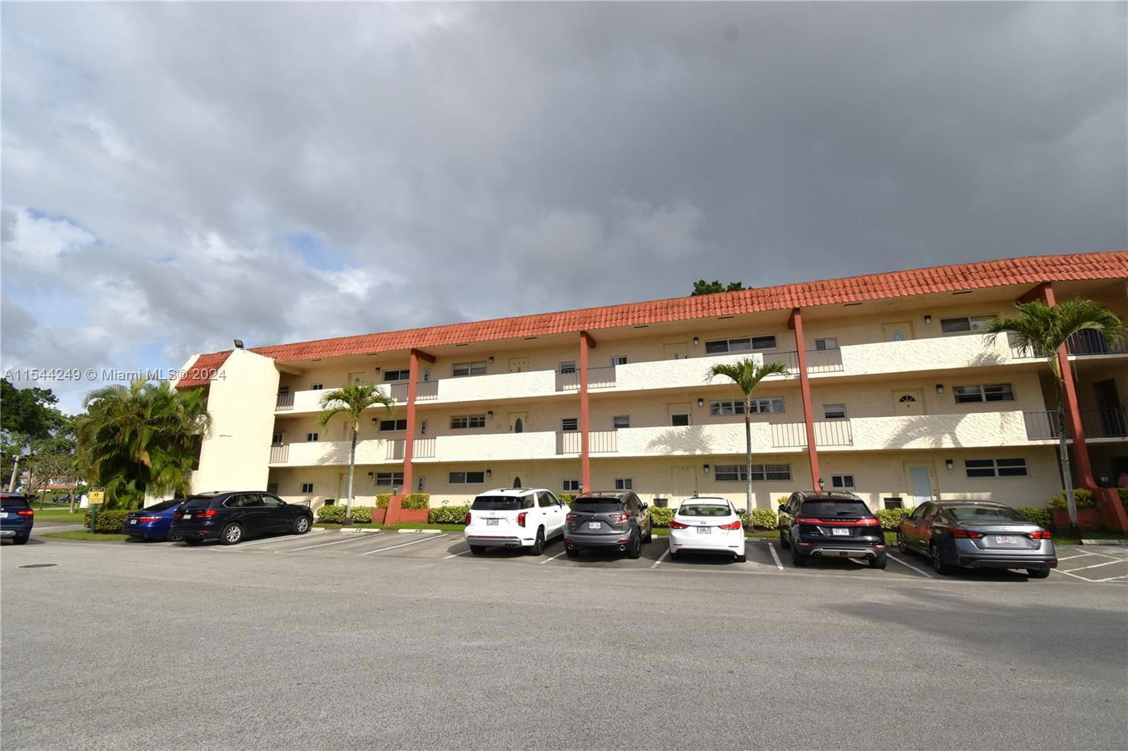 Real estate property located at 9200 Hollybrook Lake Dr #208, Broward County, HOLLYBROOK GOLF AND, Pembroke Pines, FL